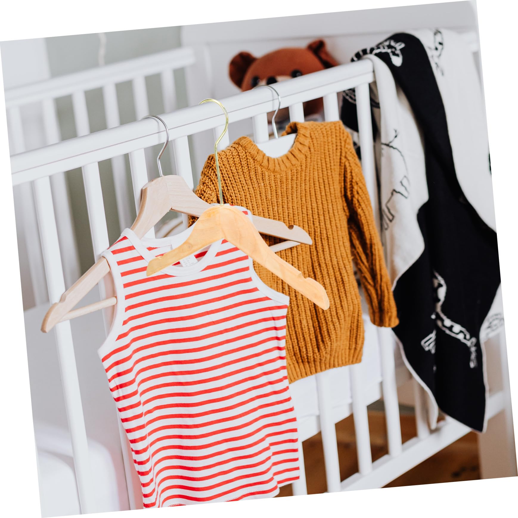 Hemobllo Perchas Infantiles de Madera sin Pintura, para Ropa de Ñiño, 10 Unidades, Ganchos Dorados, Antideslizantes para Guardar en Casa