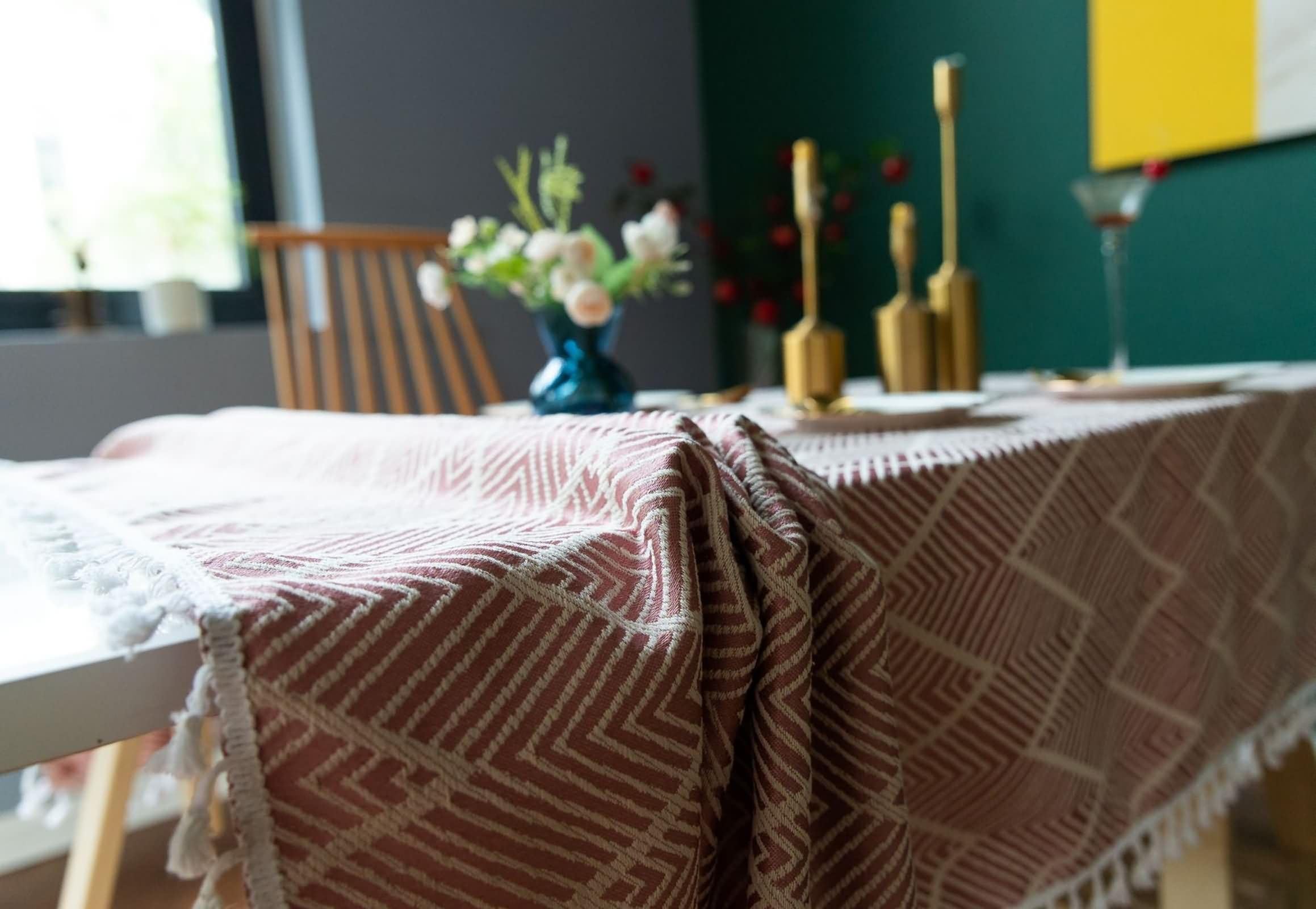 Czerwony obrus prostokątny, 55 W x 70 L cm, poliester, falowane paski z frędzlami, obrus kuchenny