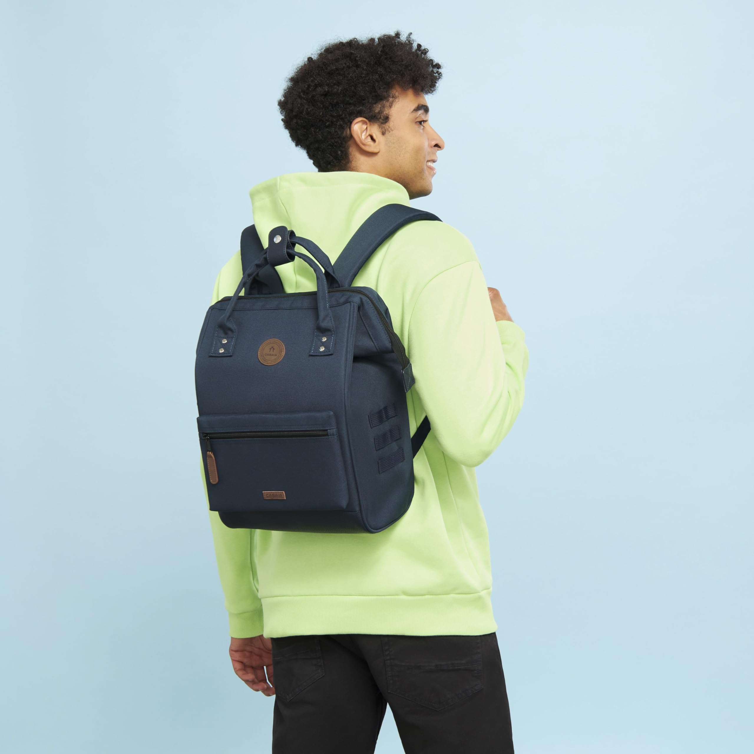 Cabaïa - Adventurer Rucksack Reykjavik Medium 18L - Wasserabweisend - Laptopfach bis zu 13 Zoll - 2 Vordertaschen - vegan zertifiziert - Rucksack für Reisen und Arbeit, Damen & Herren - Blau