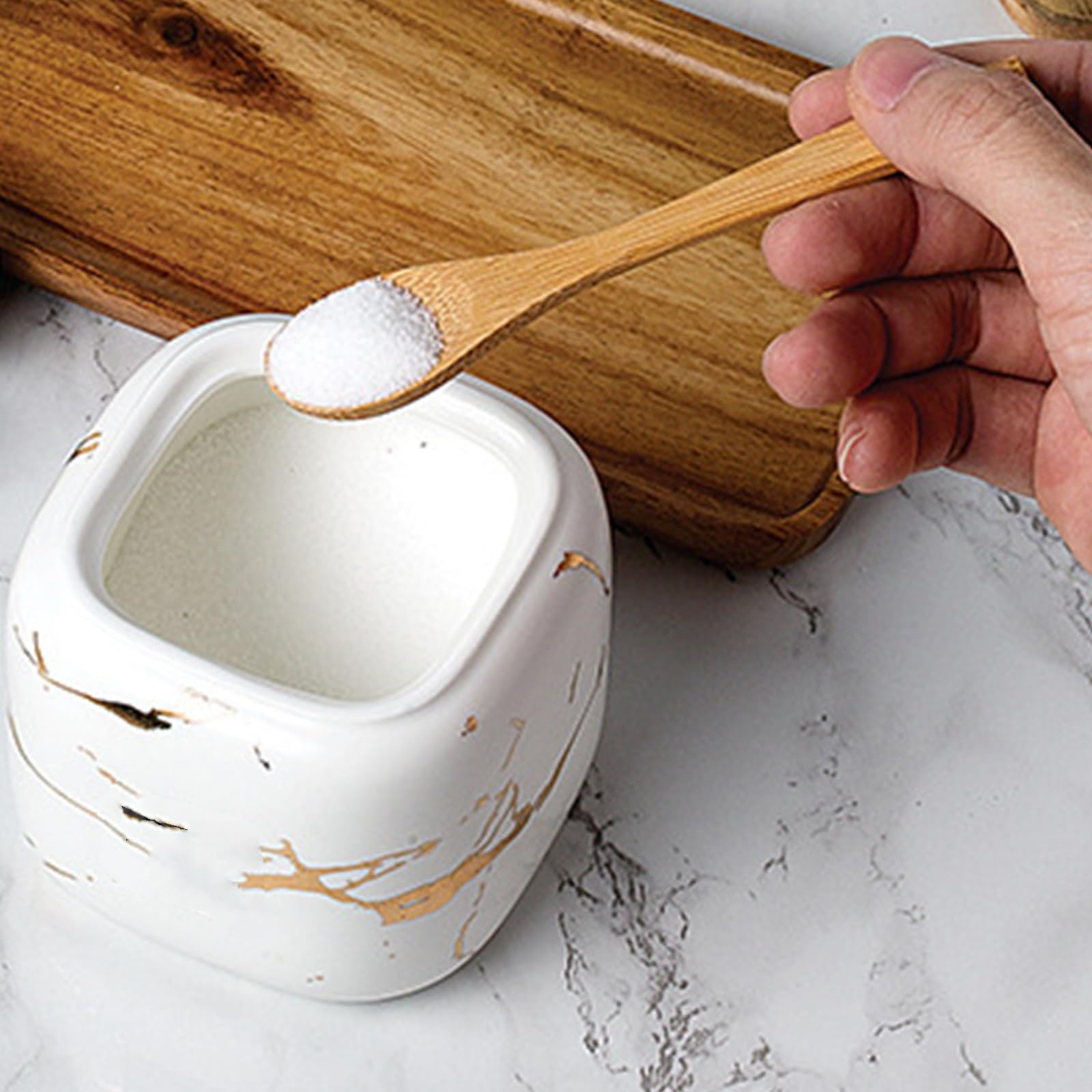 Dicunoy Paquete de 2 azucareros de cerámica, recipiente de sal y azúcar con tapas y cucharas, crema de azúcar de porcelana para cafetería, macetas de especias de condimentos con bandeja de madera para