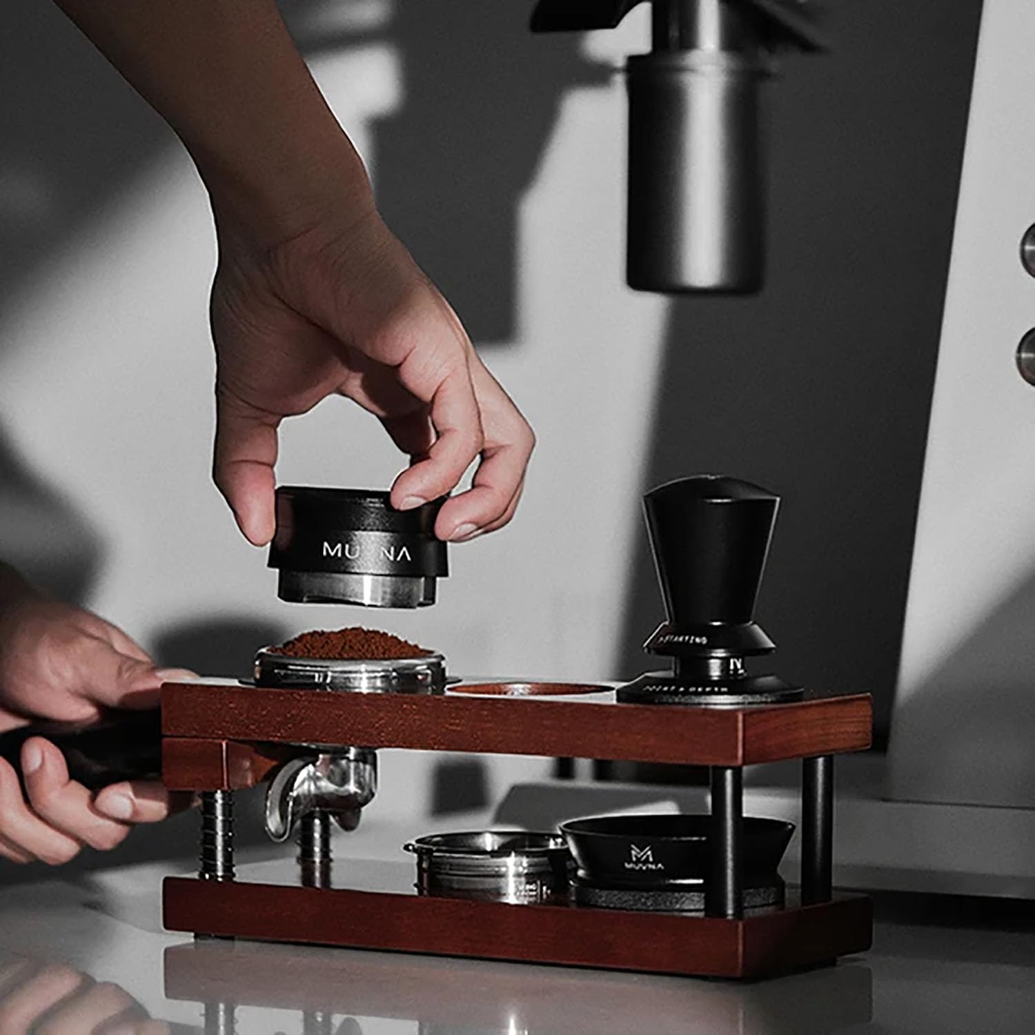 Estación de Apisonamiento de Espresso Portafiltro de Café Soporte de Distribuidor de Resorte Adaptable de 5 Orificios Soporte de 2 Capas con Fondo Antideslizante 51-58 Mm Universal