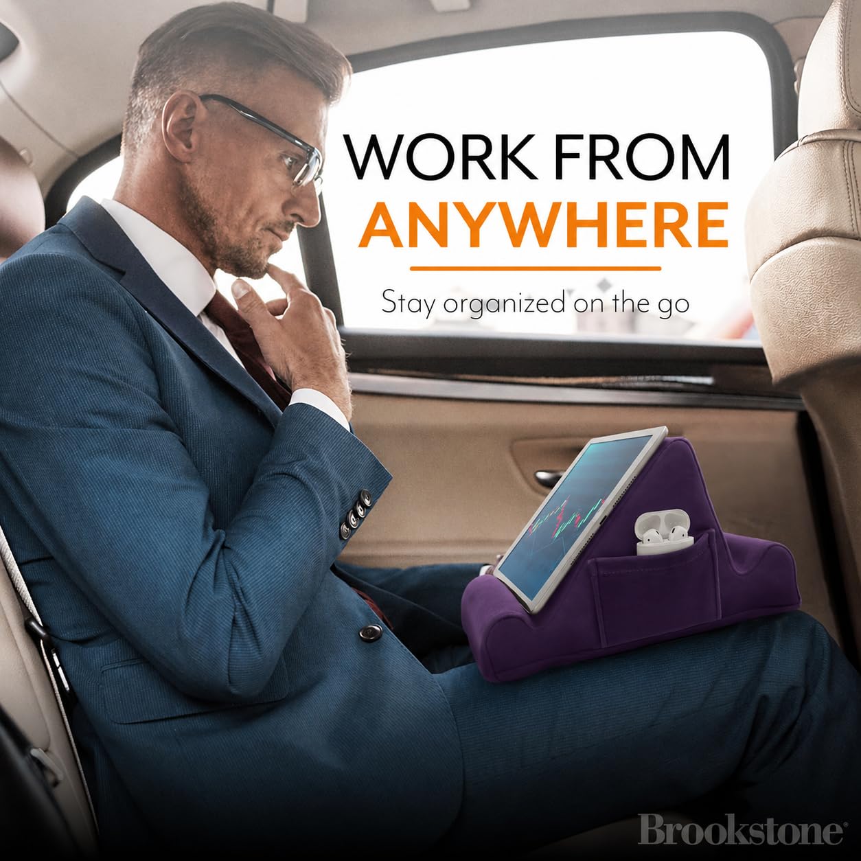 Brookstone, Supporto da scrivania in memory foam per tablet, può contenere telefoni, iPad, lettori di e-book, 2 angoli di visione, 2 tasche laterali per accessori, cuscino porta libri, perfetto per
