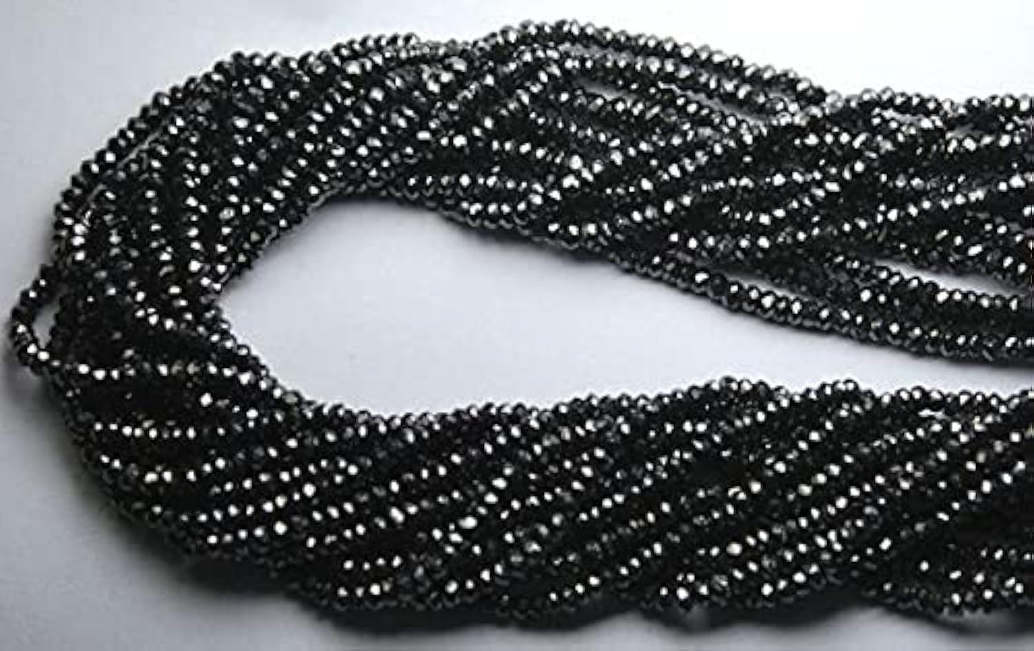 Zircon noir micro facetté de haute précision pour joaillerie fine fait main