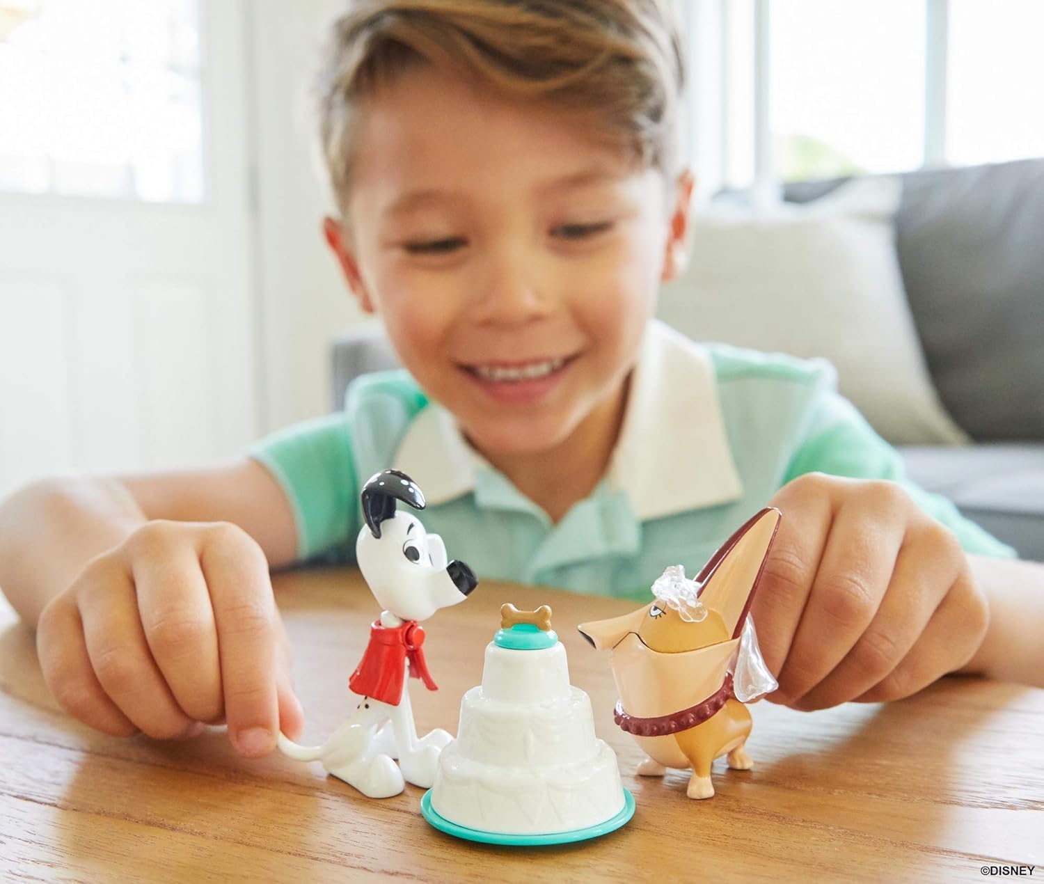 101 Dalmatian Street GBM40 Disney Party 2-Pack, Dylan & Clarissa Dog Figures (3-in) with Wedding Cake, Cape, and Veil Accessories, Multicoloured - Image 3