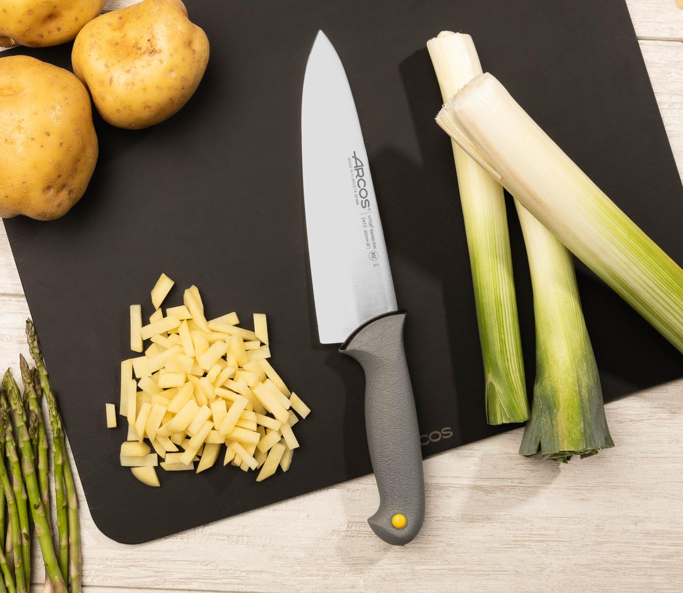 Arcos Serie Colour Proof - Cuchillo Chef 8" - Hoja Acero Inoxidable Nitrum - Mango Ergonómico Polipropileno con Recubrimiento Elastómero -erie Colour Proof. Color Negro.