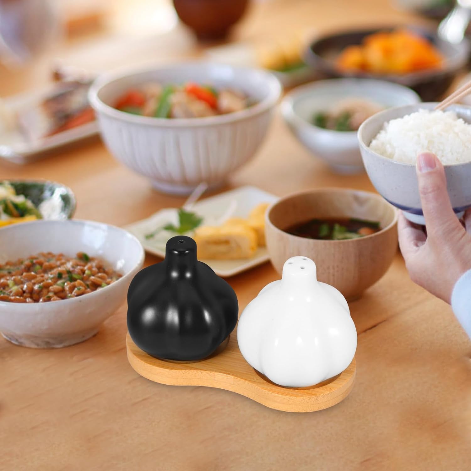 Ceramic Garlic Shaped Pepper Shakers with 80ml Capacity, Leak-proof Salt and Spice Storage Bottles for Home Cooking and Kitchen Use, Easy to Clean and Organized Storage
