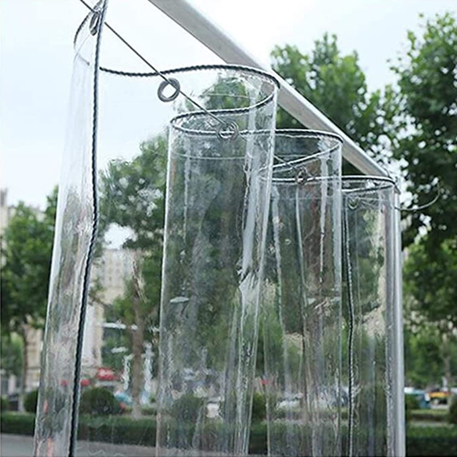 Lona de camping impermeable para proteger muebles de jardín durante días de tormenta