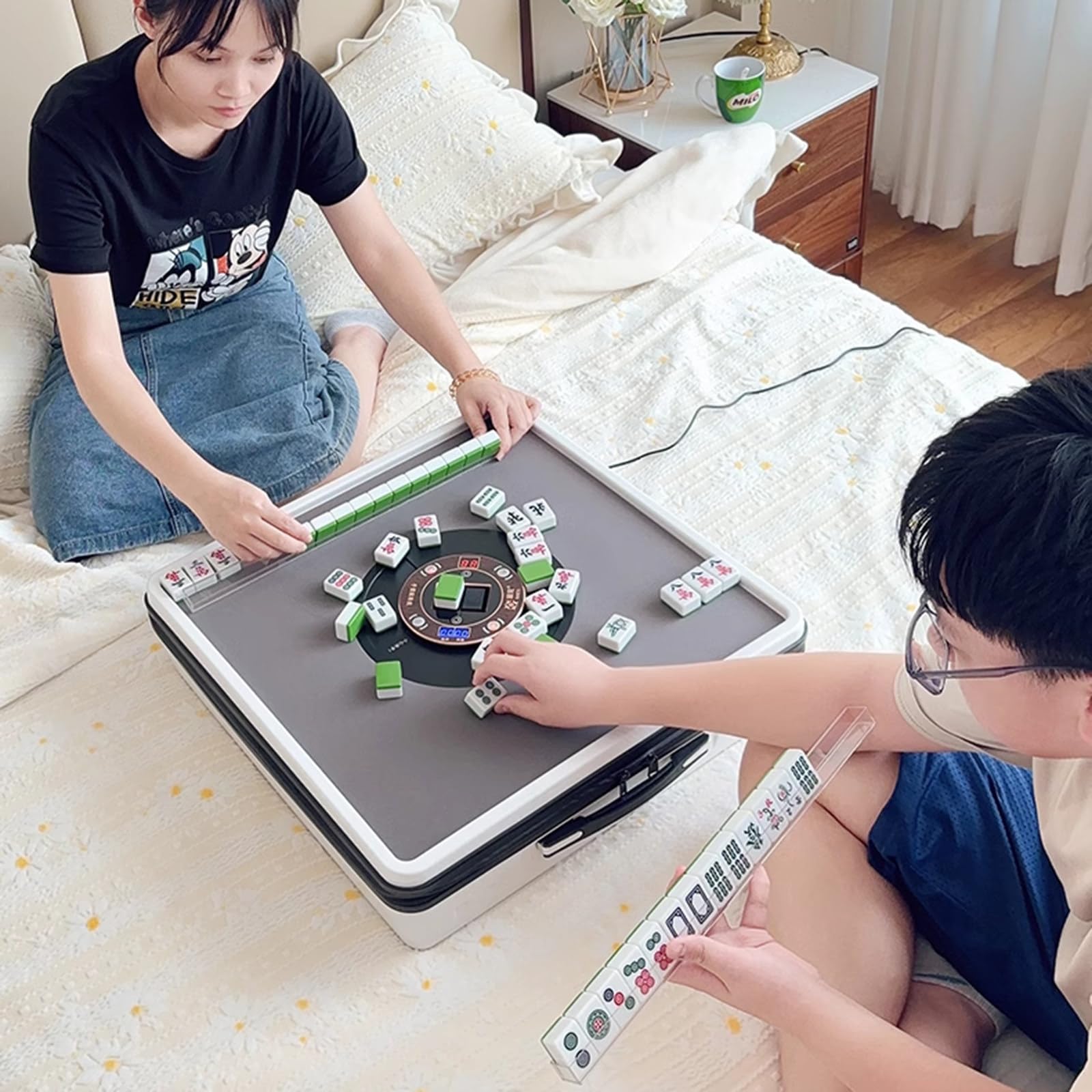 Elektryczny stół mahjong z automatycznym tasowaniem, pomieści 2-5 graczy, mini rozmiar 53 cm, zawiera 144 płytki magnetyczne do zabawy wewnątrz i na zewnątrz