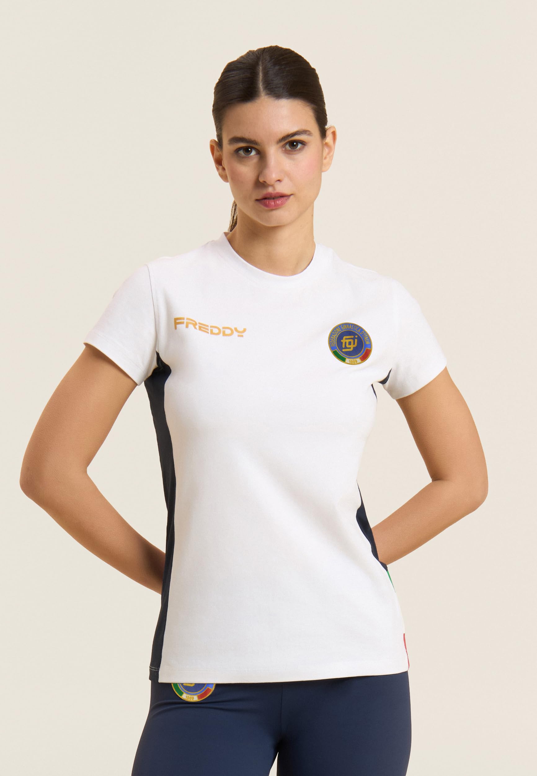 FREDDY - Maglietta Donna Nazionale Italiana di Ginnastica FGI in Jersey di Cotone Elasticizzato - T-Shirt con Girocollo Bianco con Maxi Stampa ITA sulla Schiena