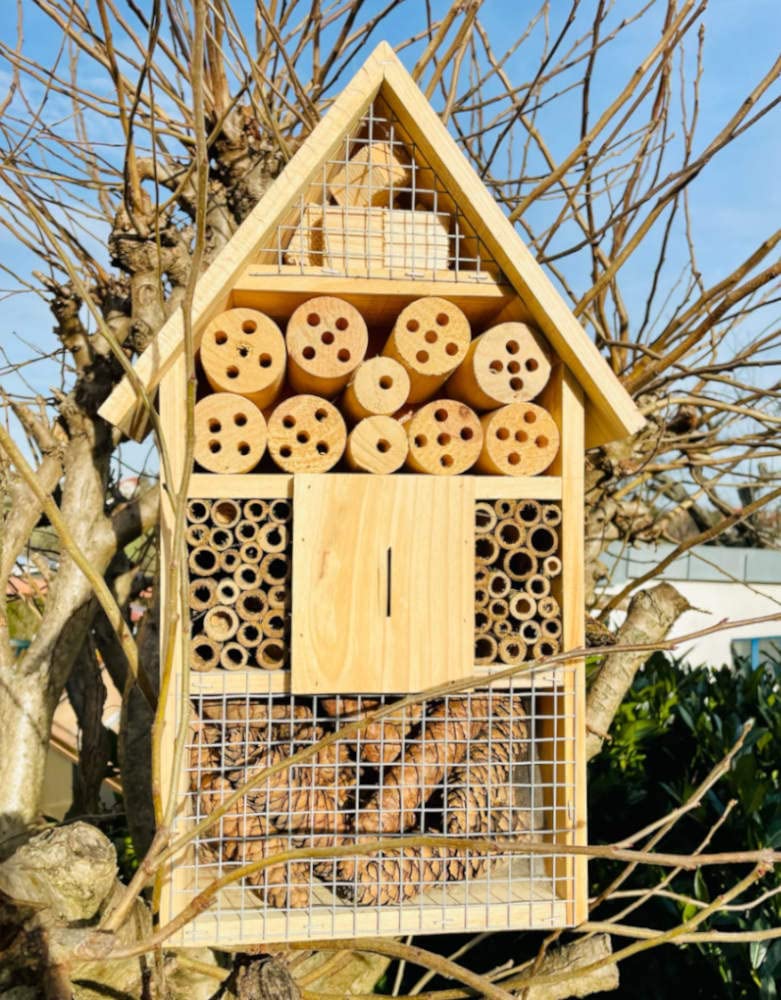 Holz Umweltfreundliches Insektenhotel M Wildbienen-Nisthilfe 49x24x8 cm (HxBxT) Insektenhaus, Wetterfest, Naturbelassen, 3kg schwer, Schmetterlinge Marienkäfer,
