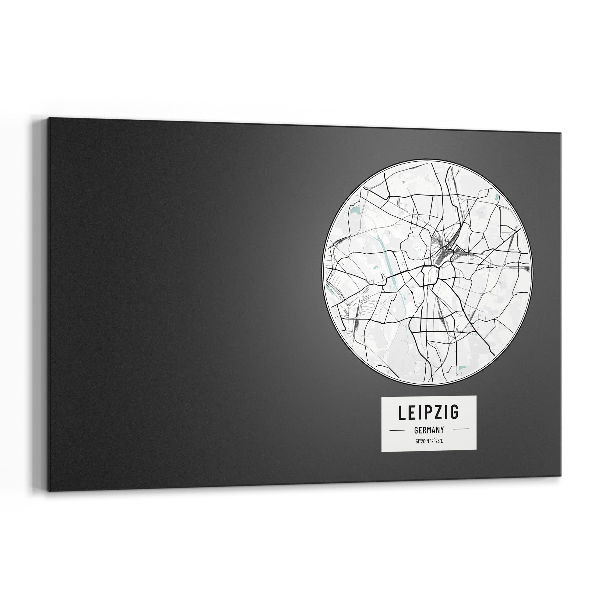 DEQORI Magnetyczna tablica do pisania kredą z nadrukiem UV, motyw "mapa miasta Lipsk", prostokątna, 90 x 60 cm, metalowa tablica kredowa do pisania – dekoracja ścienna do kuchni, korytarza, pokoju