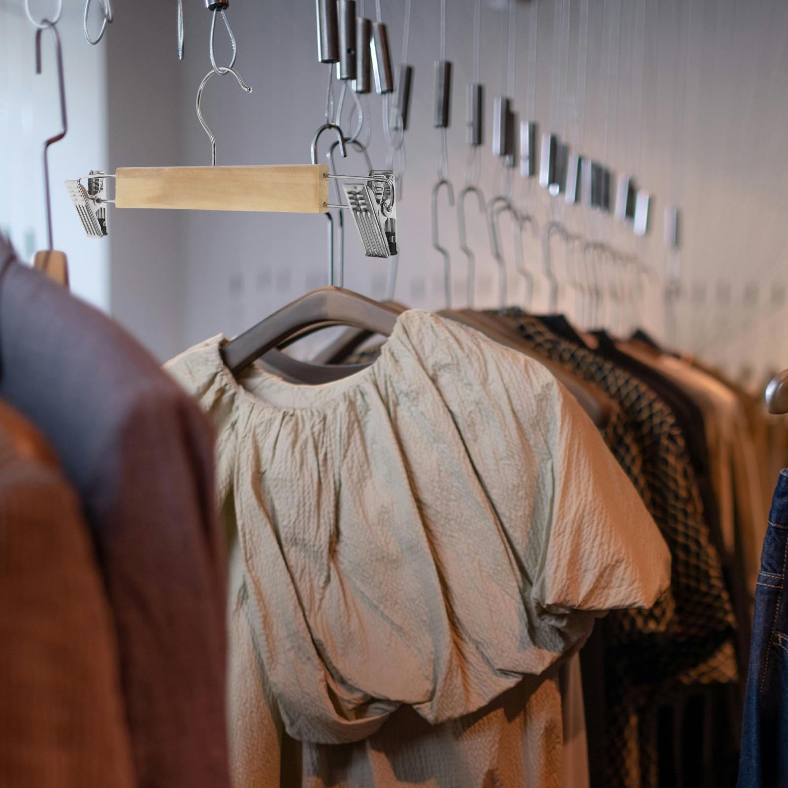 MAGICLULU 10 Pezzi Grucce Appendi Pantaloni in Legno con Clip in Acciaio Inossidabile Resistenti e Antideformazione per Organizzazione Armadio Salvaspazio e Uso Quotidiano