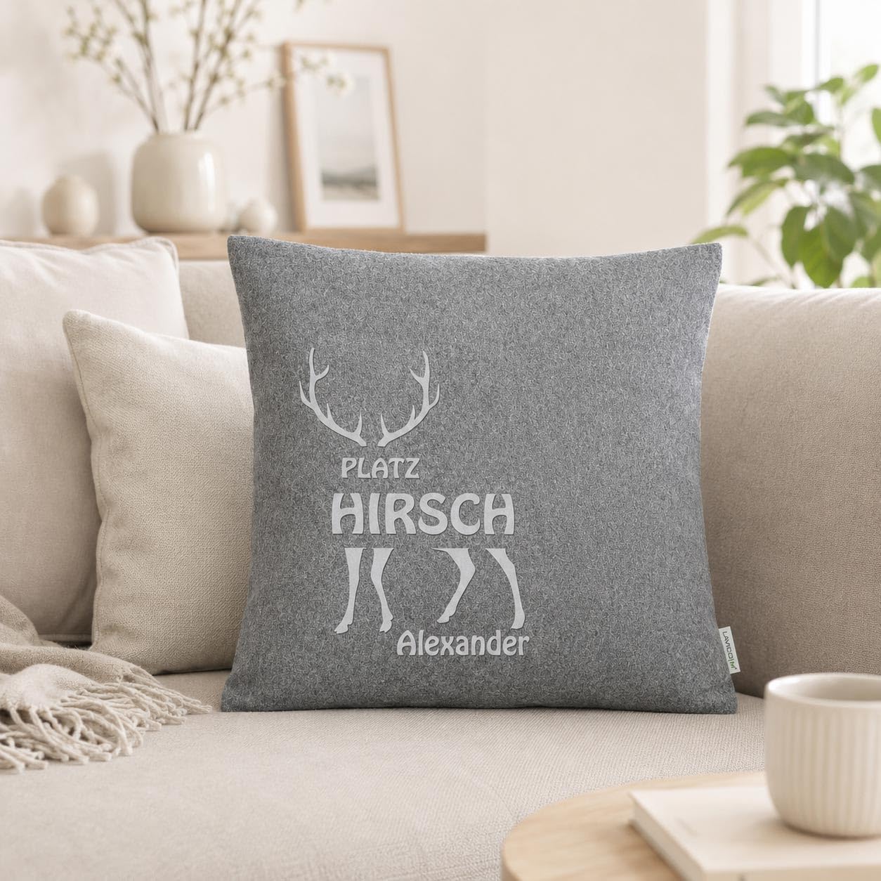Personalisiertes Filzkissen Platzhirsch mit Wunschname Dekokissen 40x40 cm Hirsch Motiv Zierkissen aus Wollfilz samtiger Flockdruck Geschenk für Mann Papa Opa