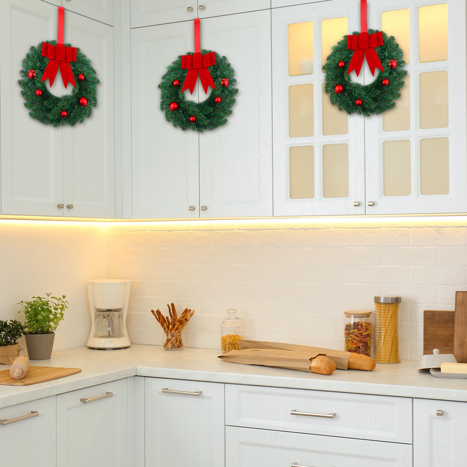VioraWhite Lot de 4 couronnes de Noël artificielles pré-éclairées avec lumières - Fonctionnement à piles - 25,4 cm - Avec boules et nœud en ruban pour armoire de cuisine, fenêtre, vacances, extérieur