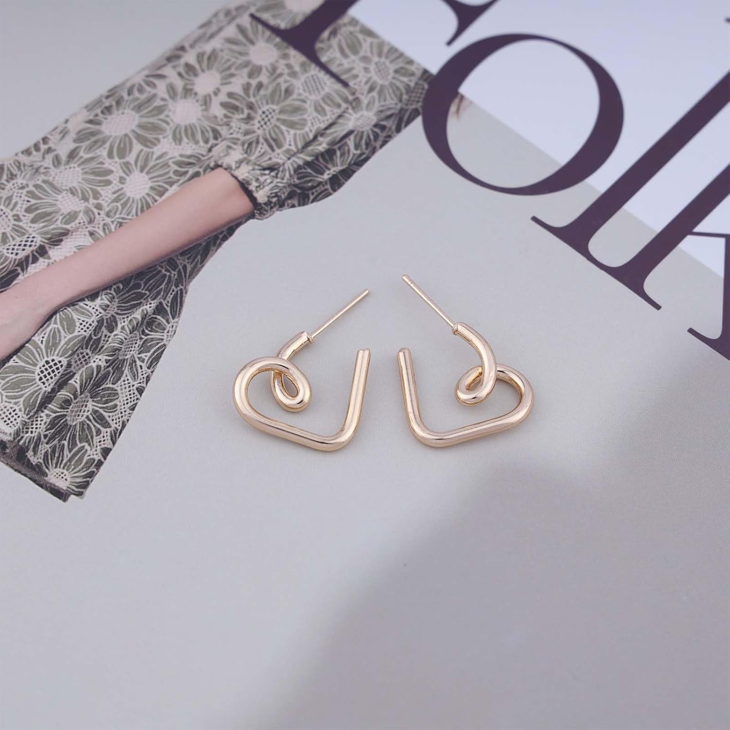Andelaisi Boho Hollow Heart Hoop Earrings Gold Love Heart Studs Earrings Vintage Heart Earrings Minimalist Love Heart Earrings Jewelry for Women - Image 3