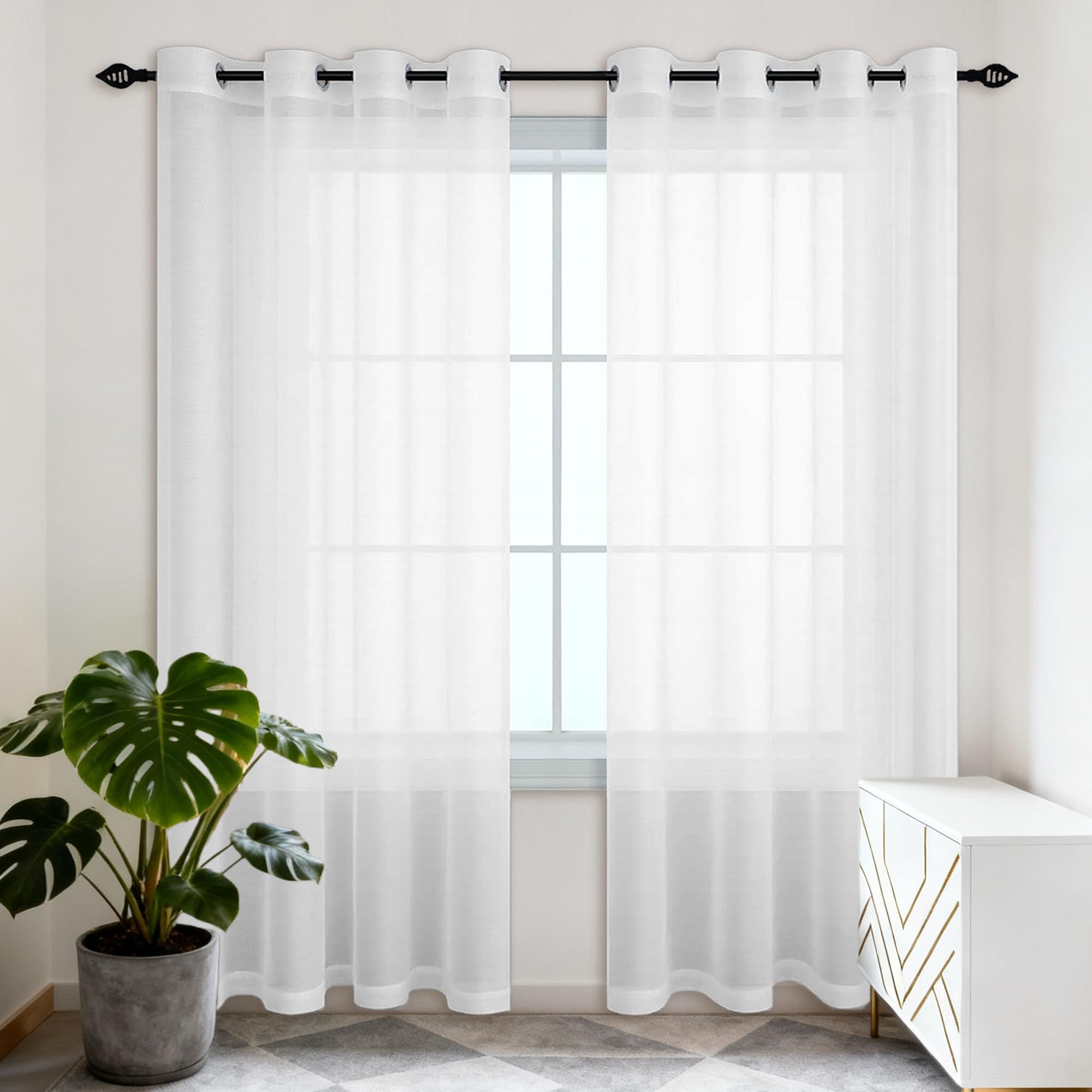 Filtrage de lumière optimal avec ce grand rideau voilage blanc pour fenêtre intérieure