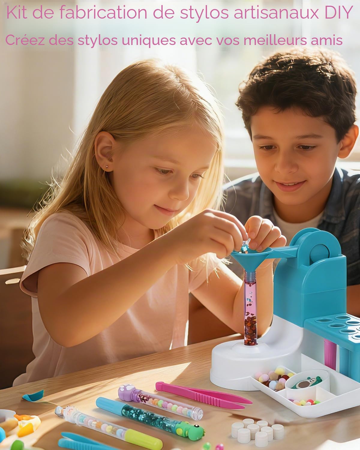 Kit de stylos à faire soi-même pour enfants à partir de 6 ans – Mon atelier de stylo avec 50 accessoires pour 10 stylos personnalisés (paillettes, plumes, figurines) – Kit créatif comme cadeau