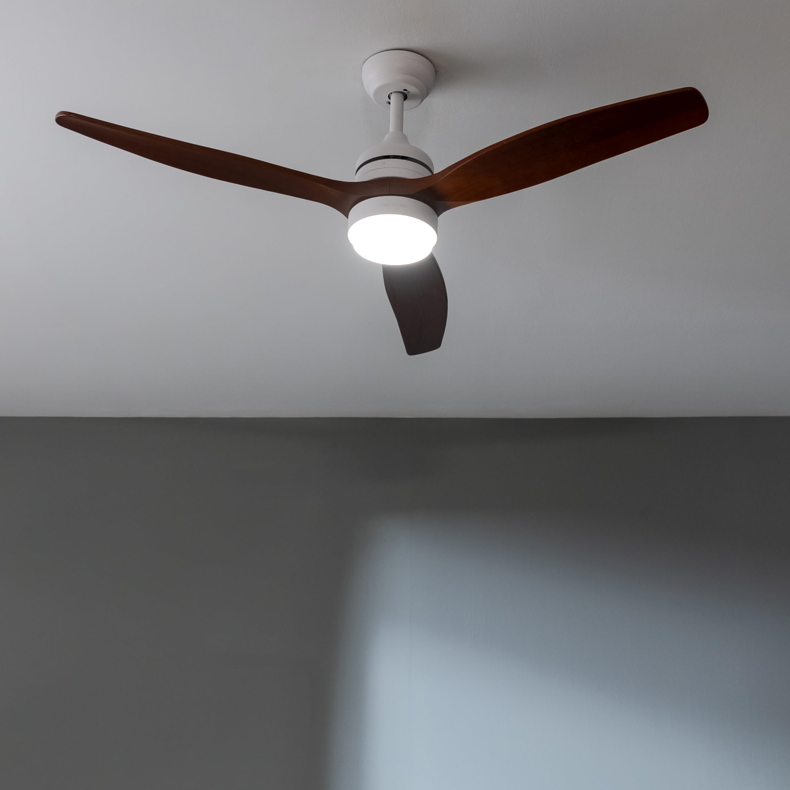 Cecotec - Ventilatori da Soffitto EnergySilence Aero 5275 White&BlackWood - 40 W, Diametro 132 cm, Lampada a LED, Telecomando, Timer 8 Ore, 6 Velocità, Estate/Inverno, Altezza Regolabile
