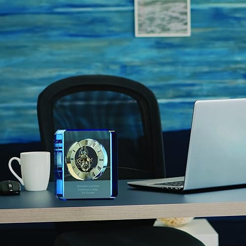 Miniatura 5 de Baudville Trofeo de reloj grabado, cristal transparente con acento azul, pieza de tiempo de inserción de plata, tres líneas personalizadas y
