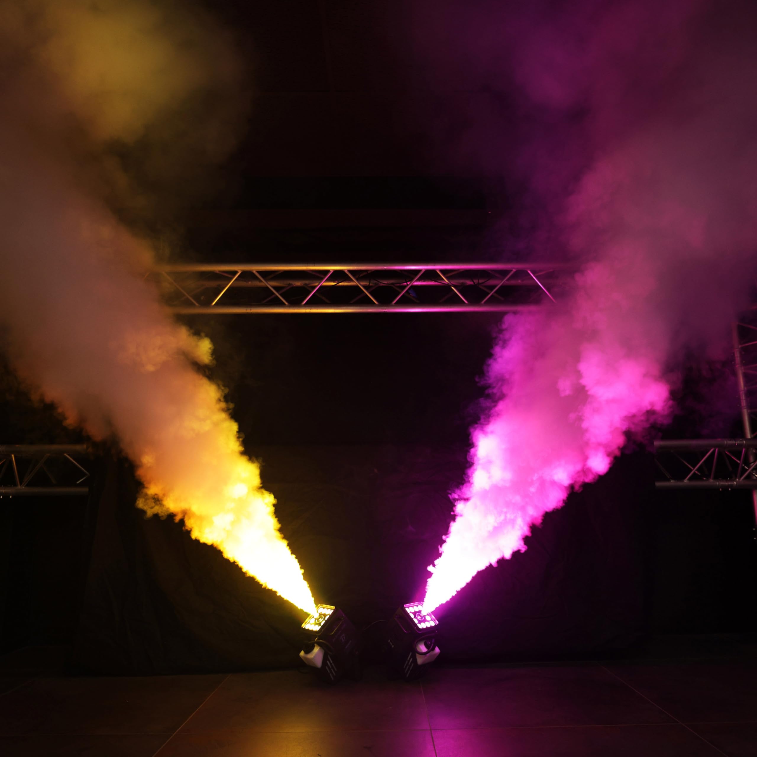 BoomTone DJ Jet Smoke 1200 – Vertikal-Nebelmaschine 1200W mit LED RGBA – Strahl 5,5 m, Tank 1,2 l, Vorwärmung 4 min – Fernbedienung oder DMX 8 Kanäle – Ideal für den Innenbereich (IP20)