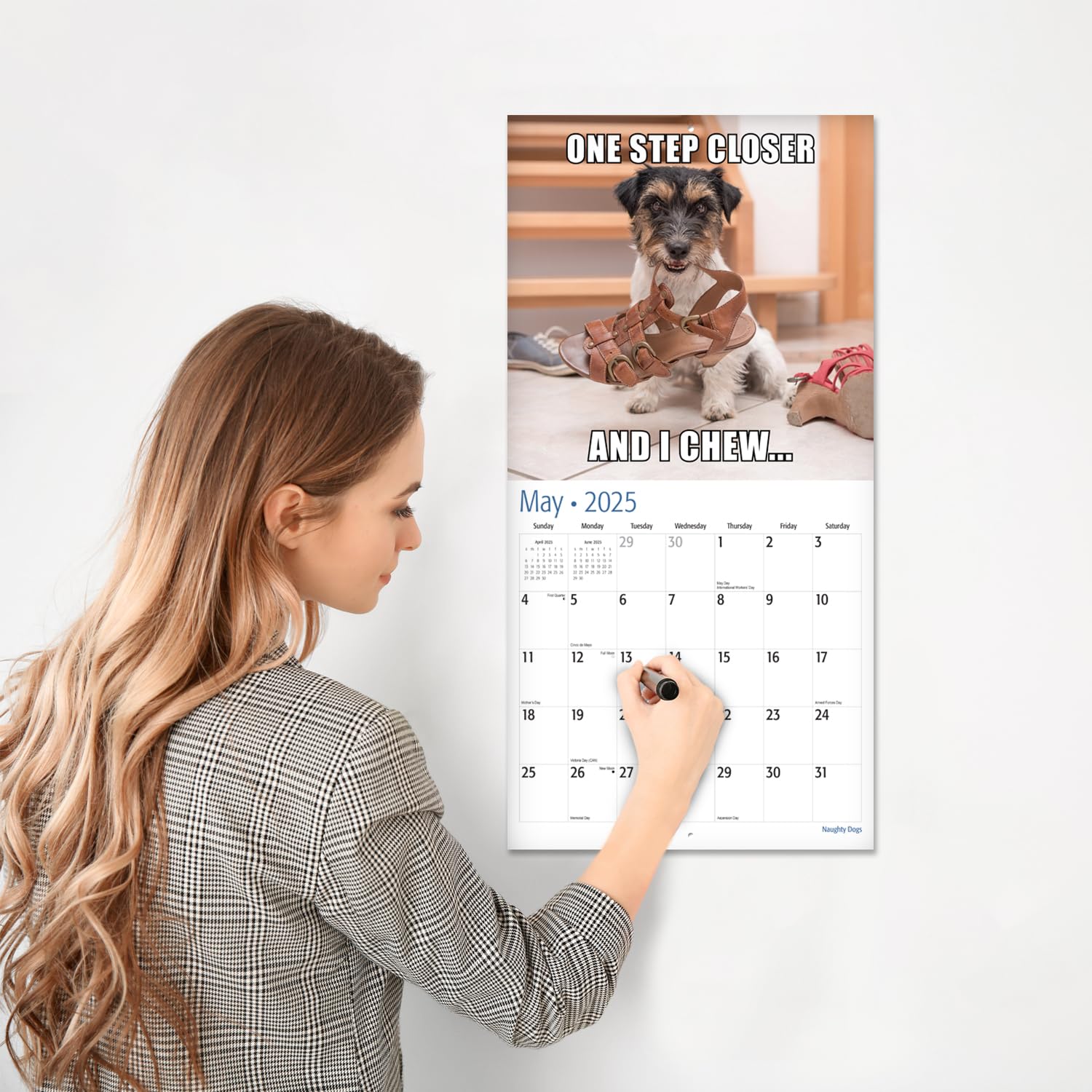Calendario De Pared 2025 Perros Traviesos - Diseño Mensual 12x24 Pulgadas Con Fotos Divertidas