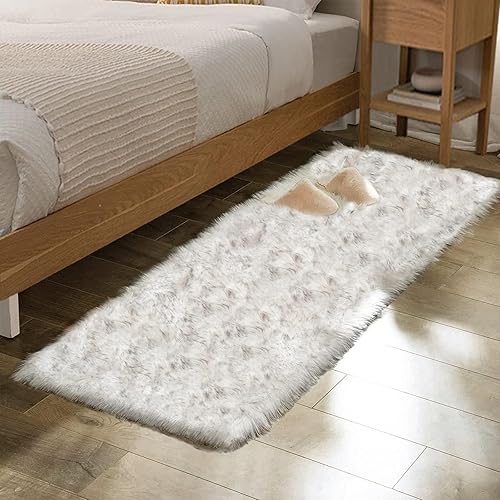 Alfombra de felpa gris y blanca lavable para dormitorio, piel de oveja sintética, alfombra peluda para sala de estar, alfombra de 2 x 6 pies para