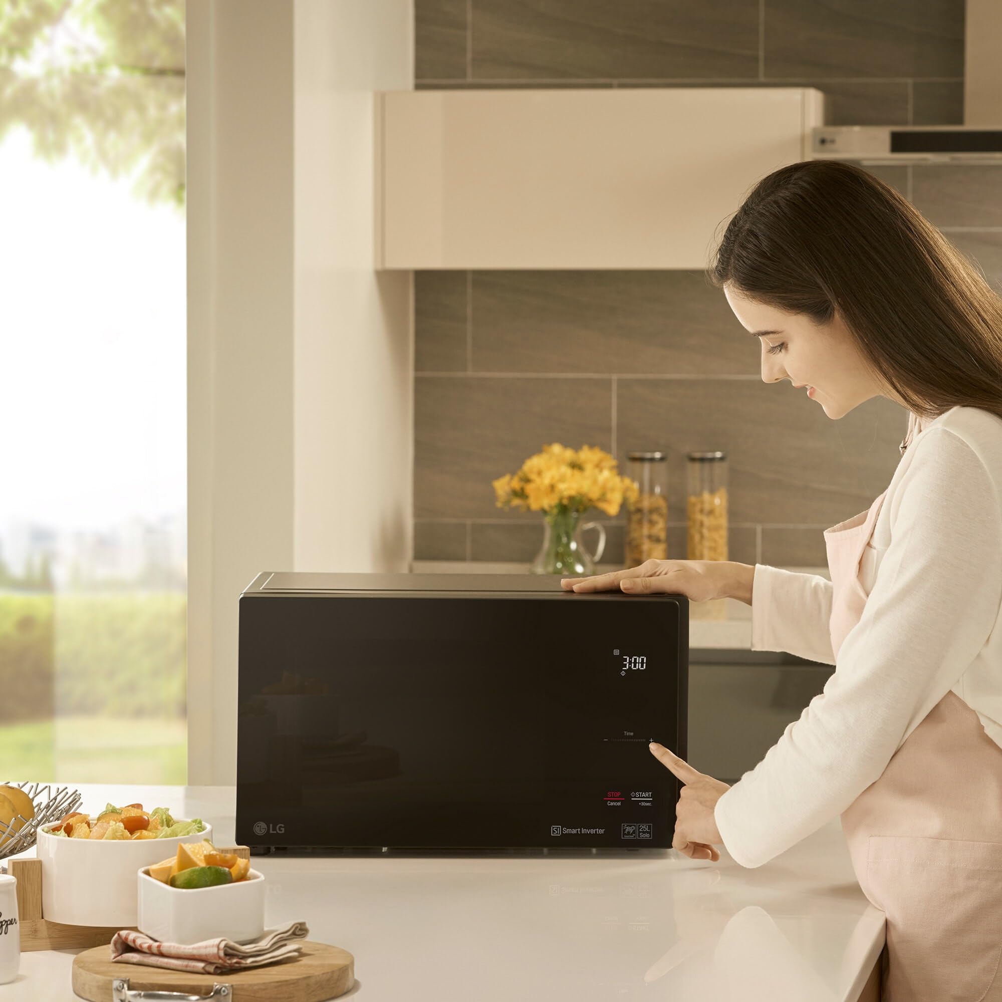 LG MJ3965BPS - Horno Microondas, 4 en 1, con Display Digital, de 39 Litros y 1100 W, Función Smart Inverter y EasyClean, Cocina Más Rápido, Mantiene Sabor, Color Negro