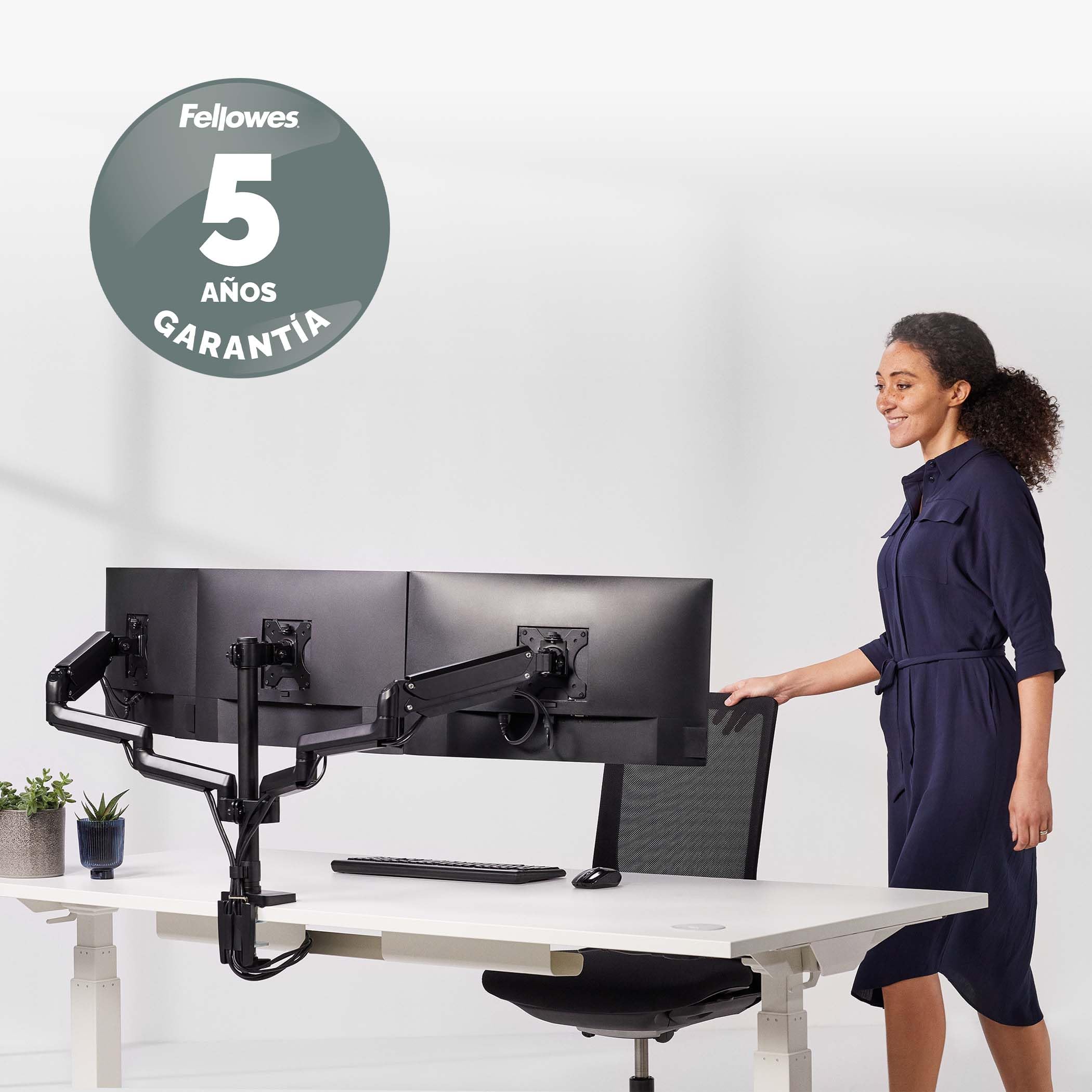 Fellowes Brazo para Monitor Triple Platinum Series - Soporte para monitor ajustable, con funciones de inclinación, giro y rotación y con 2 puertos USB - Tamaño máximo del monitor 27", Negro