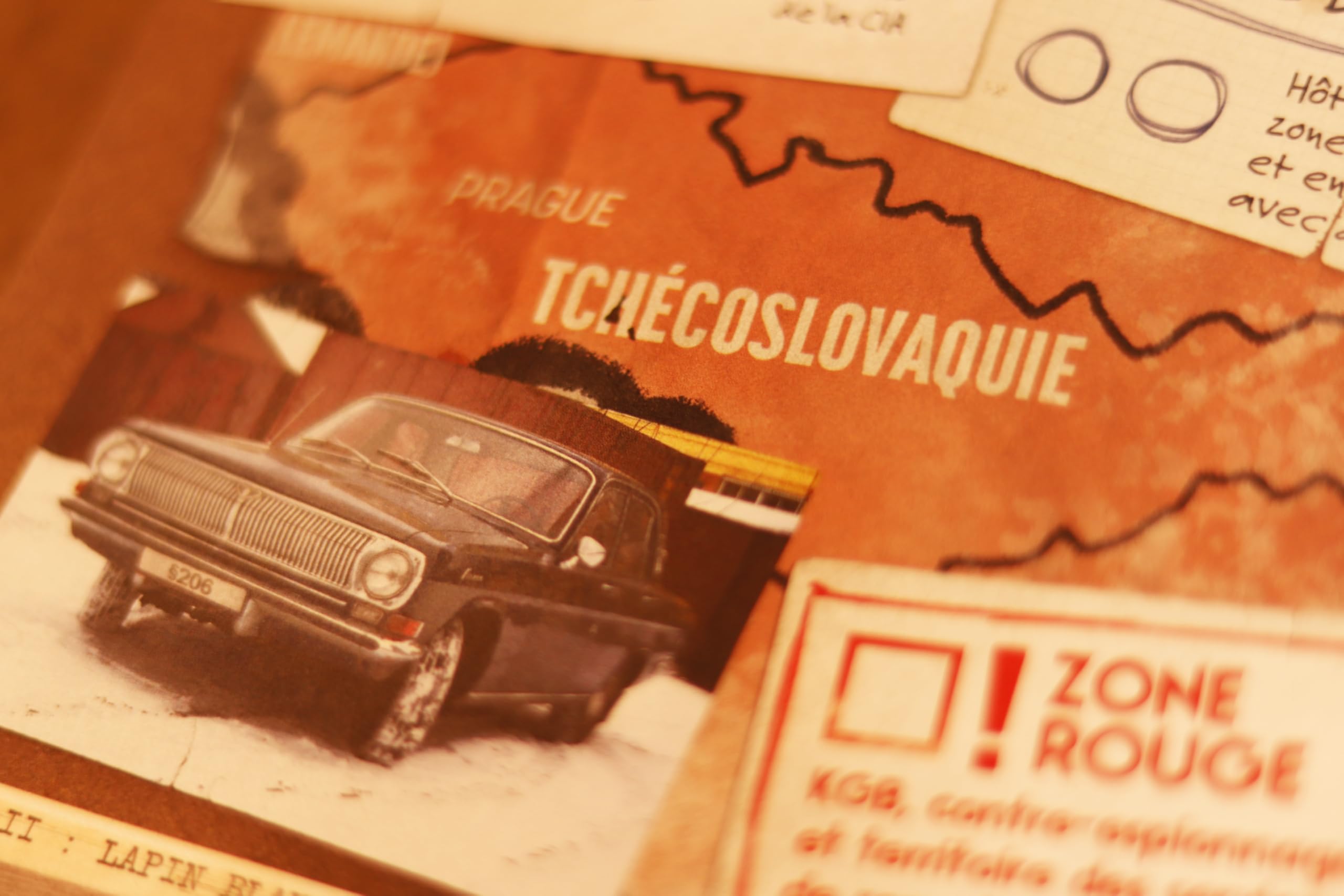 IELLO Detective Vienna Connection – Version Française – Jeu Coopératif d’Espionnage et d’Enquête – Guerre Froide, Missions et Agents Infiltrés | 1 à 5 Joueurs | 120 à 180 Minutes | Dès 16 Ans