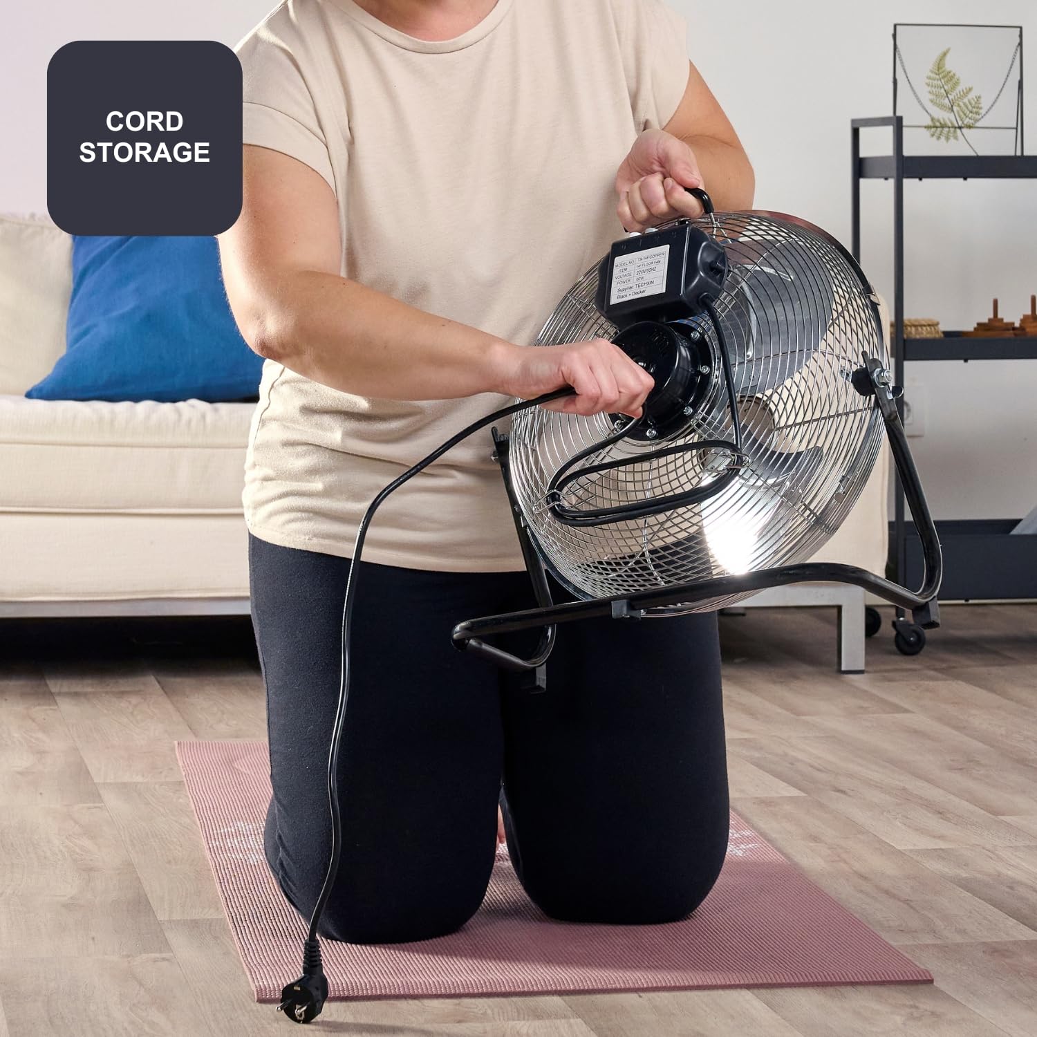 BLACK+DECKER - Ventilatore da Pavimento 60W | 3 Velocità | Diametro 35 cm | 3 Pale in Metallo | Inclinazione Regolabile | Base Antiscivolo | Maniglia Trasporto | Griglia Smontabile | Organizer Cavi