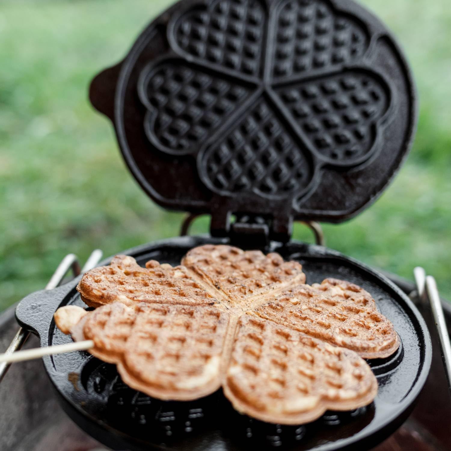 Petromax Waffeleisen Gusseisen, für Grill & Lagerfeuer, Wende-Waffeleisen mit Holzgriffen
