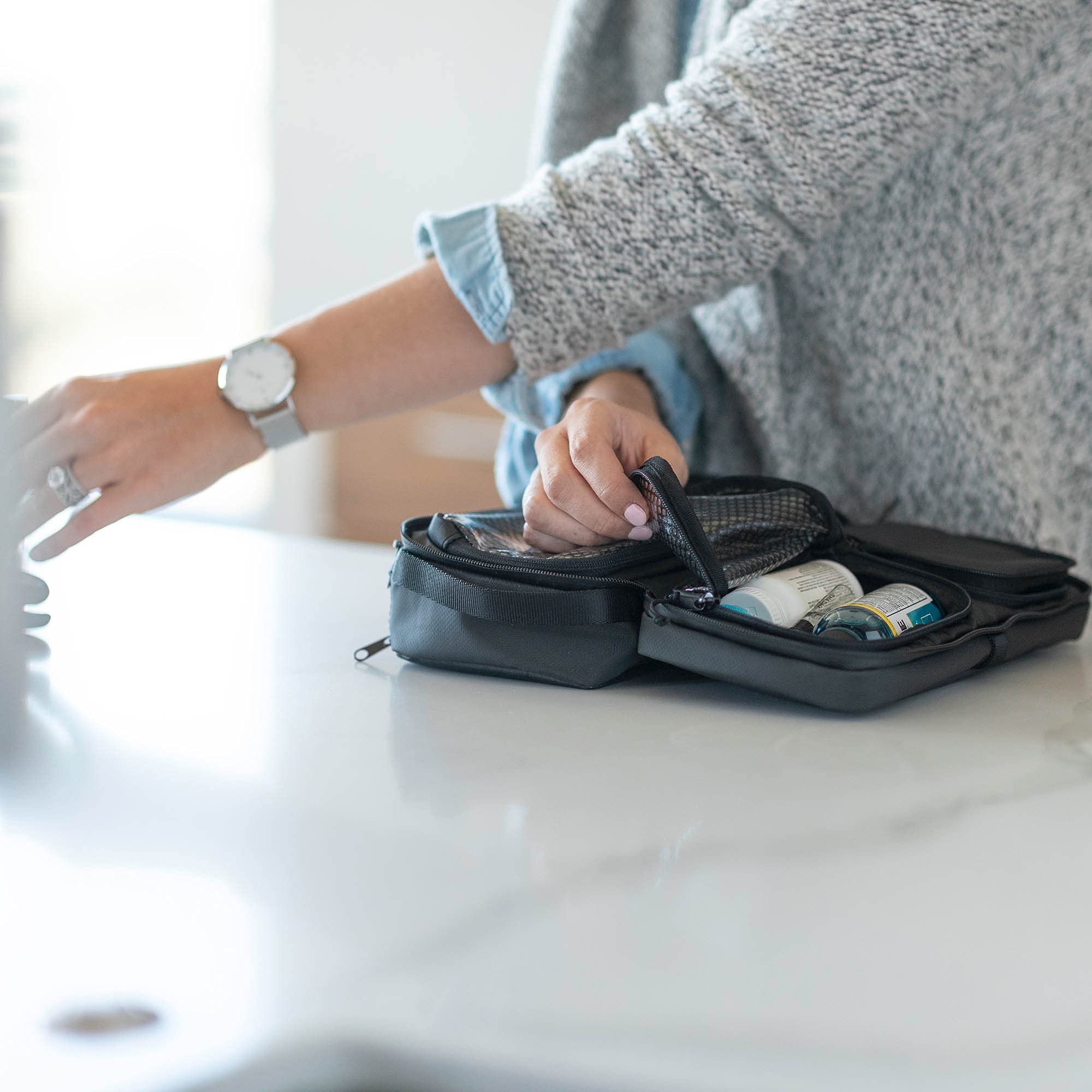 Gomatic Kulturbeutel Groß – Wasserfeste Waschtasche für Reisen, Make-up, Rasur & Fitness, Kultur- & Kosmetiktasche mit Haken, Organizer für Herren & Damen, Passt in Rucksack & Koffer – Schwarz