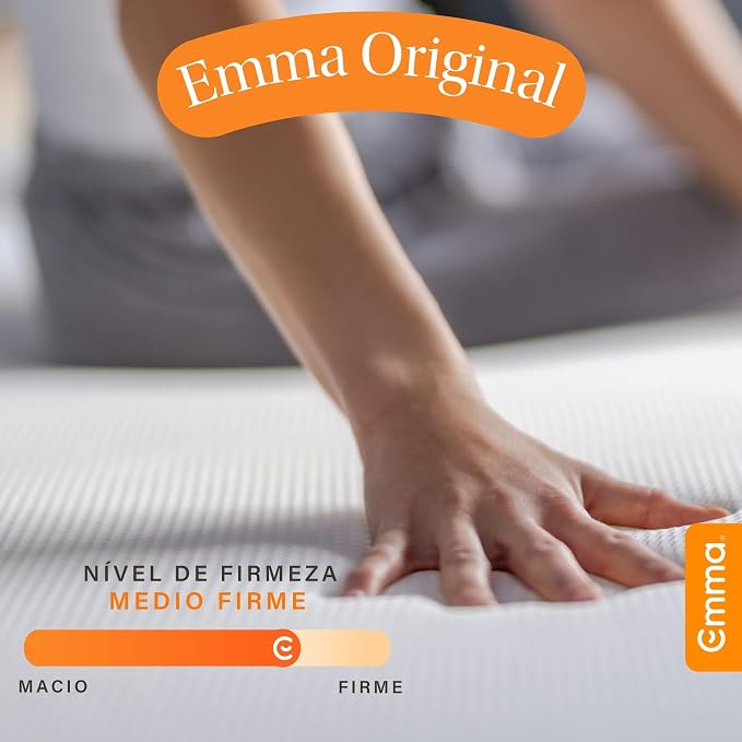 Mão pressionando a superfície do colchão Emma Original, com indicação de nível de firmeza médio-firme.