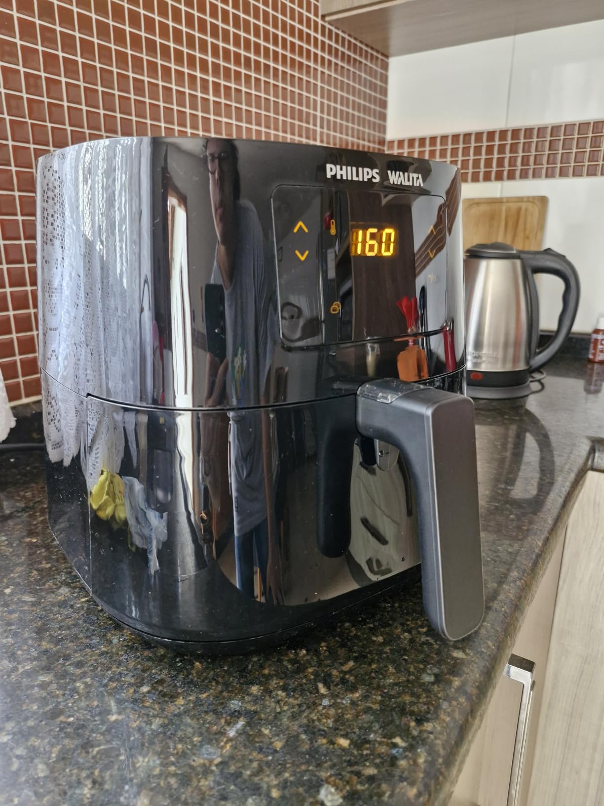 Philips Walita Preta Fritadeira Airfryer Essential XL Digital, 6.2L de capacidade, Garantia internacional de dois anos, 220V, 2000W (RI9270/91)