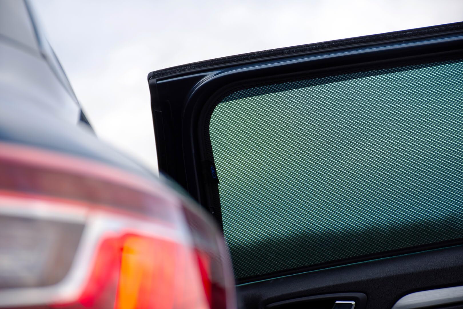 Carshades Zestaw osłon samochodowych (tylne drzwi boczne) kompatybilne z Renault Megane IV Grandtour 2016- (2-częściowe), czarne