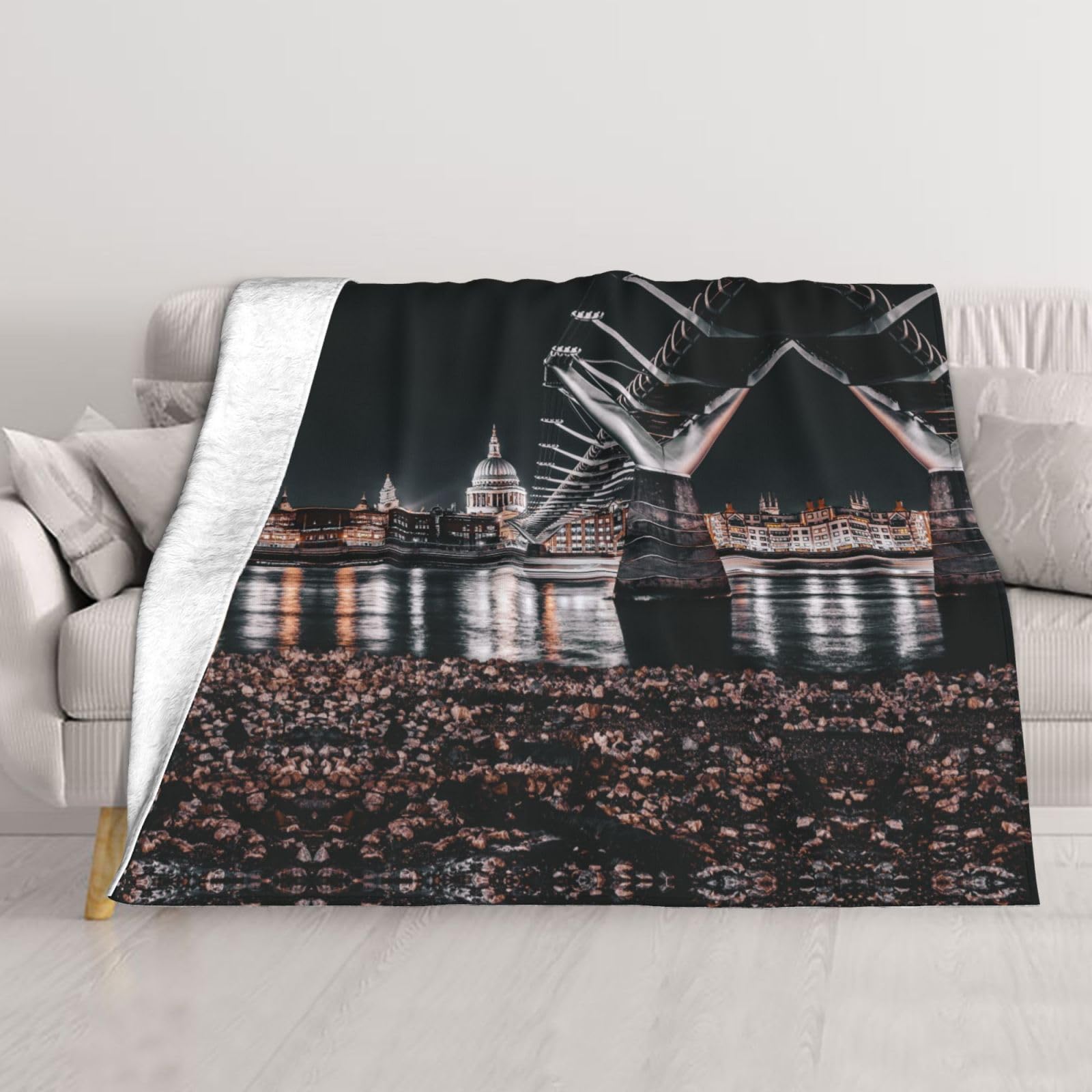 Couverture lit et canapé imprimée pont la nuit pour des soirées cocooning chaleureuses