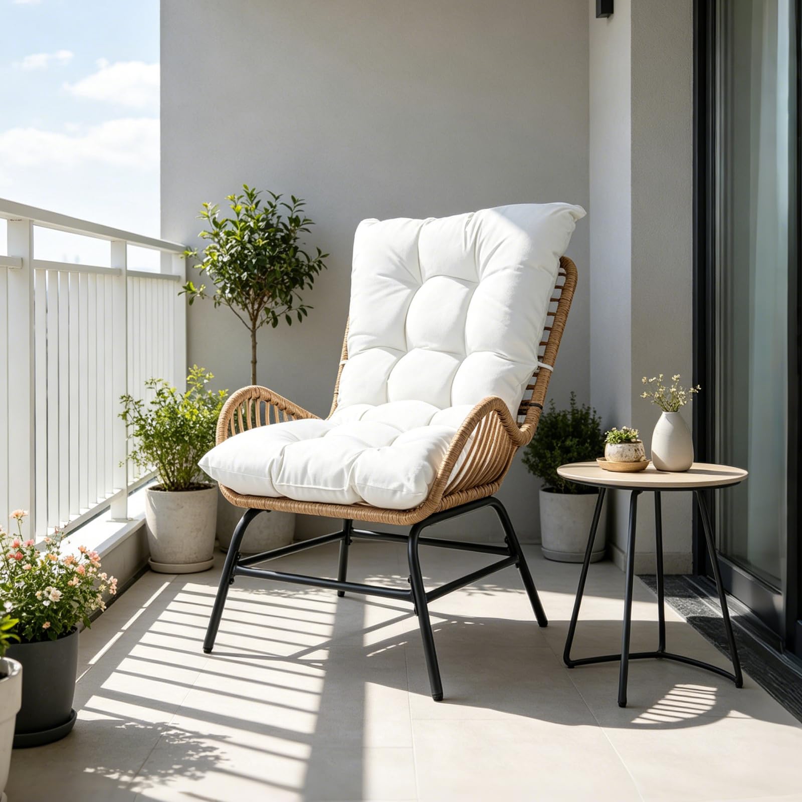 SOARS Fauteuil Salon en Rotin PE, Chaise de Jardin Bohème avec Coussin Rembourré, Dossier Incliné, Accoudoirs Courbes&Cadre Métal, Chauffeuse 1 Place Extérieur Terrasse&Balcon, Charge 150KG (Blanc)
