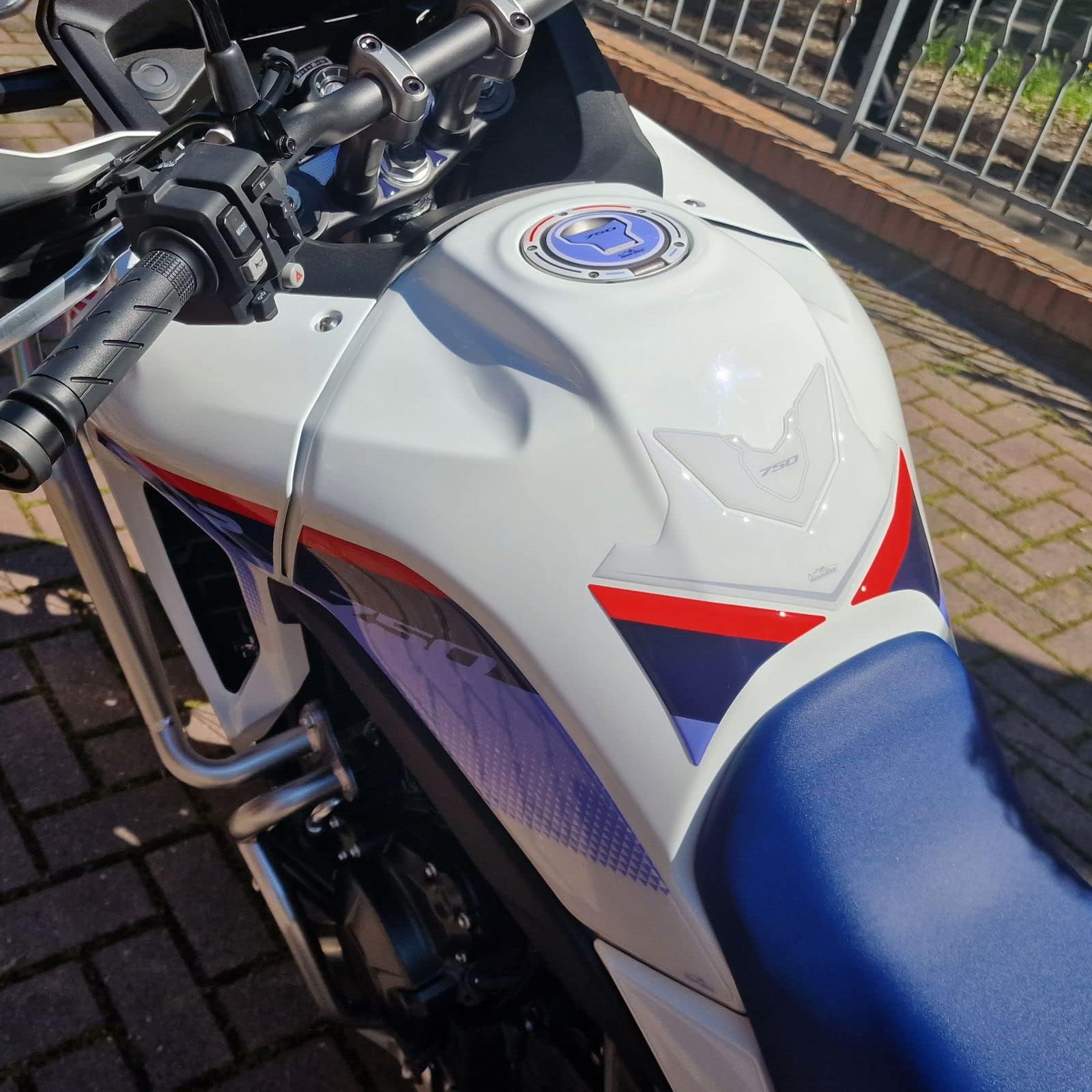 Resin Bike Adesivi Moto Compatibile con Honda Transalp XL 750 2023. Protezione Moto Paraserbatoio da Urti e Graffi. Adesivo 3D Resinato - Tricolour Ross White