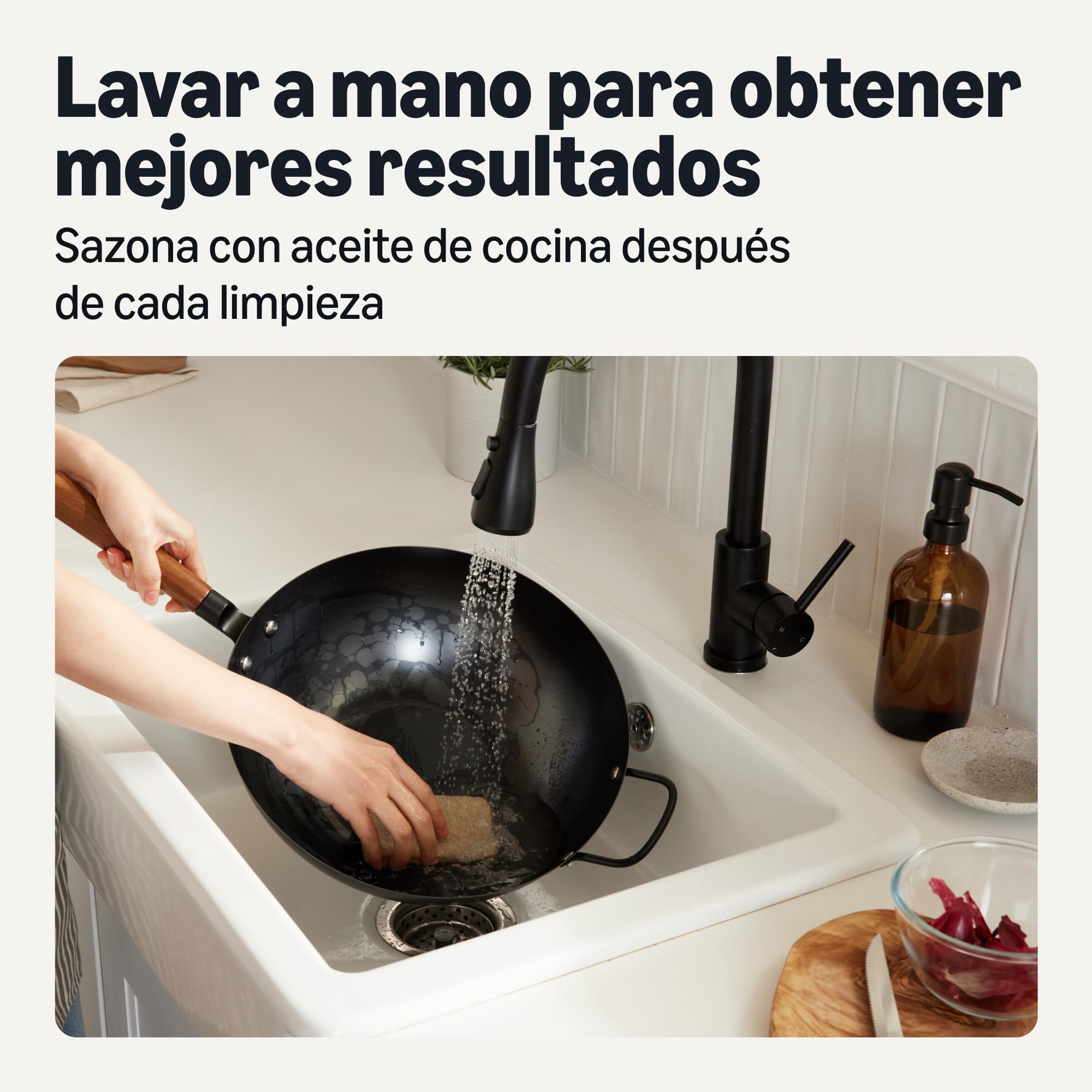 Amazon Basics Wok de Acero al Carbono Presazonado con Asa de Madera de Acacia, Compatible con Todo Tipo de Fuegos, 32,0cm