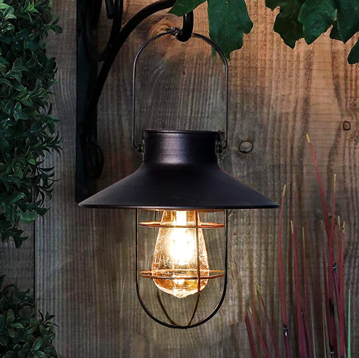 Pearlstar Linterna solar para exteriores, lámpara solar de metal con bombilla Edison de color blanco cálido, diseño para decoración de jardín, patio, terraza (negro) | Diseño de granja vintage, linternas solares con bombilla Edison, resistente al agua IP44, encendido/apagado automático y tiempo de funcionamiento de 8 horas, decoración de jardín, porche y patio
