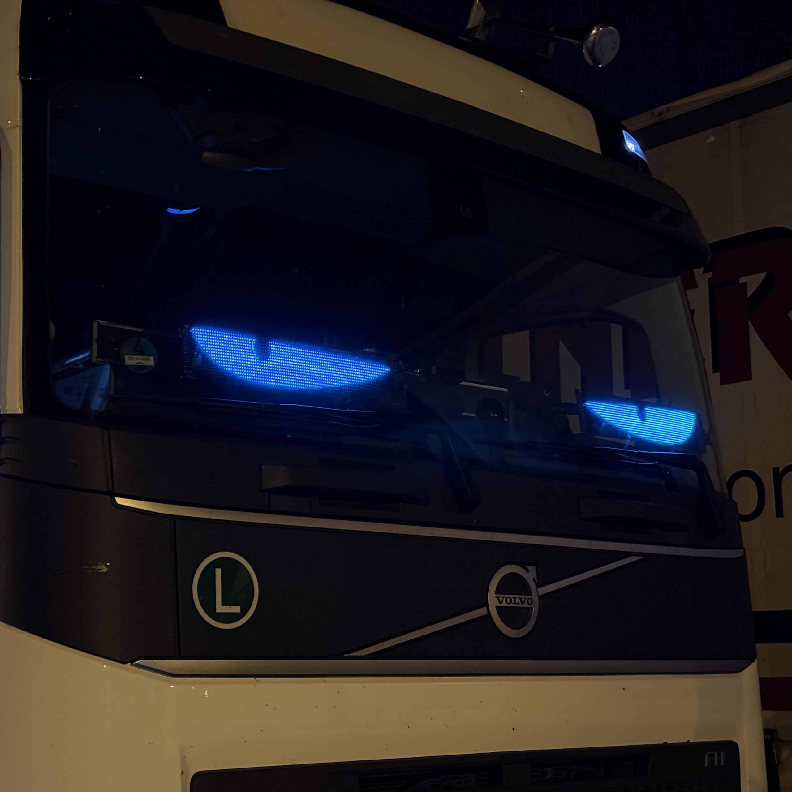 2er Set CarFlare Teufels Augen Devil Eyes LED Laufschrift für LKW & Auto (120×595mm) – Programmierbares Leuchtschild mit App-Steuerung, Bluetooth, USB 5V – RGB LED-Anzeige für Text, Emoji