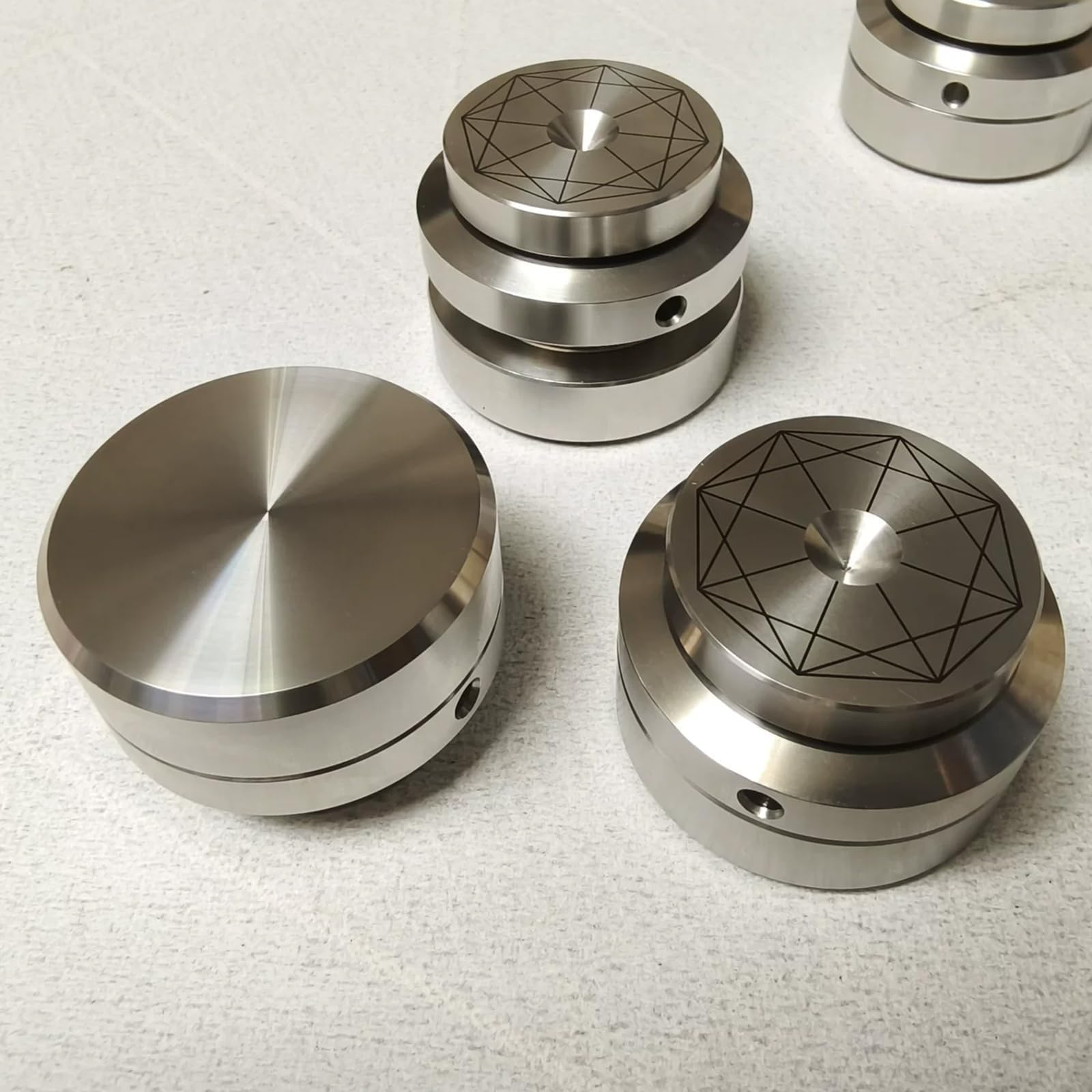 Cuscinetti isolanti per altoparlanti, 4 pezzi, piedini ammortizzatori audio HiFi con altezza regolabile, base antiscivolo in acciaio inossidabile 304 per amplificatori e altoparlanti DAC