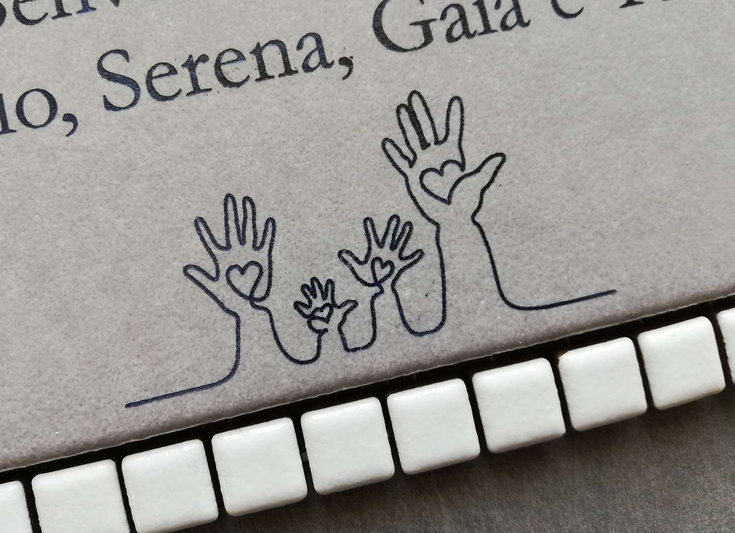 GUIZZO Creart - Targa Personalizzata Nomi/Via in Ceramica, Personalizzata Modificabile Cornice in Mosaico, Targhetta Porta Ingresso Made in Italy, 17x9Hcm Bianco/Grigio Chiaro