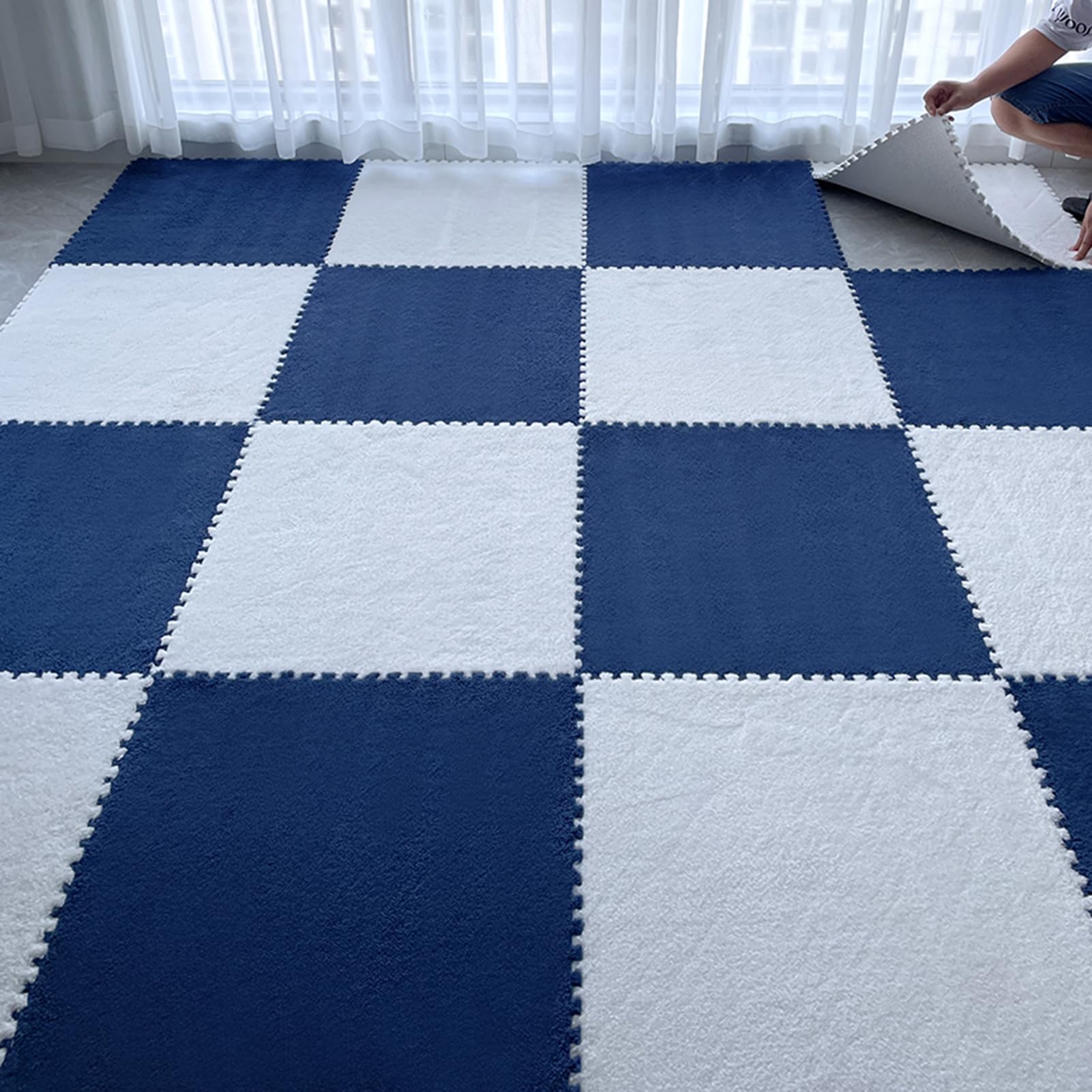 Generisch 24 Stück ineinandergreifende Schaumstoff-Bodenmatten, 11,8 und 24 Zoll große Plüsch-Puzzle-Fliesen, weiche Spielmatte mit Kanten, marineblaue und weiße Teppiche (Größe: 23,6 x 23,6 Zoll)