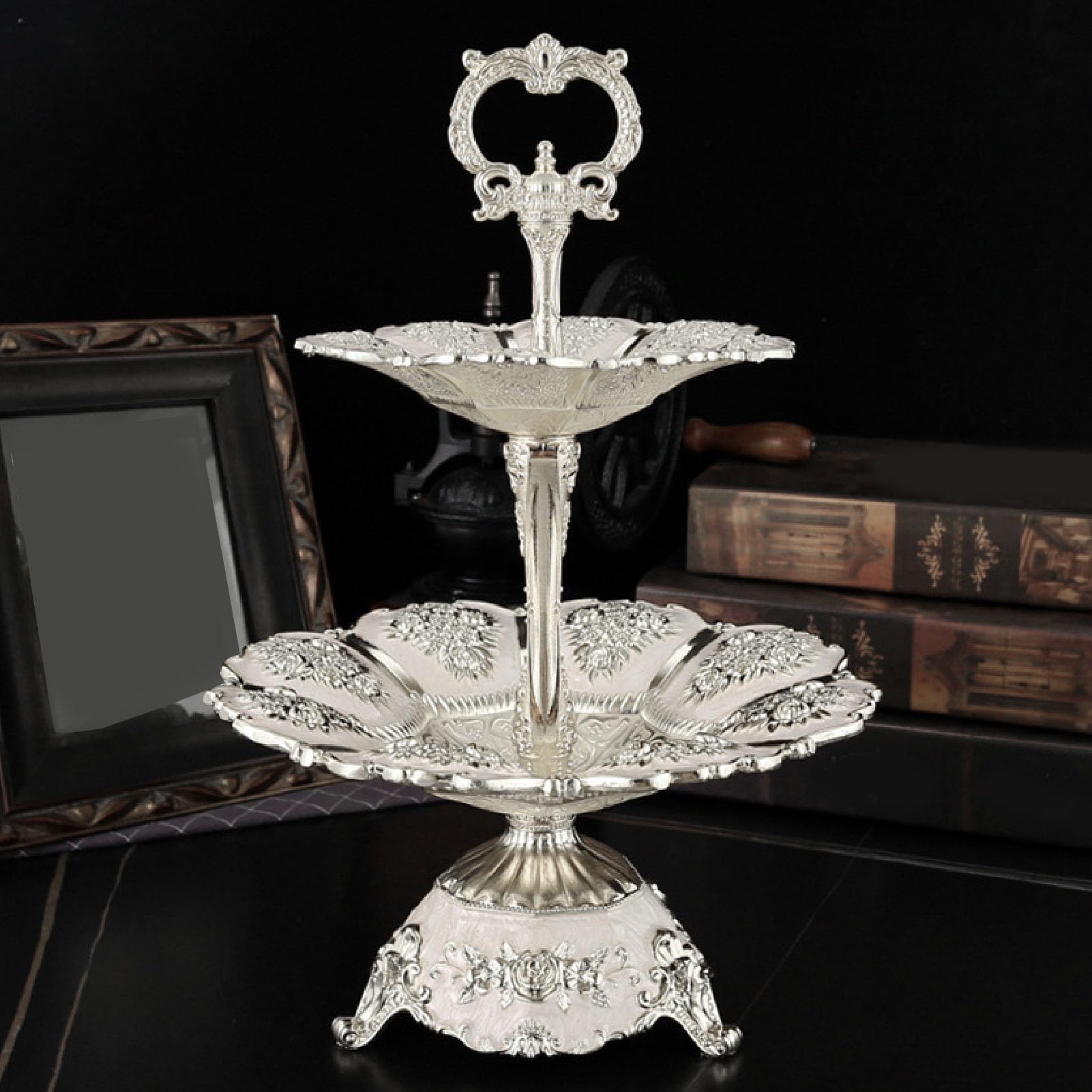 Elegante plato de servir de 2 niveles con mango conveniente para bodas y fiestas de cumpleaños, soporte de torre para pastel para un centro de mesa llamativo (Plata Blanco)
