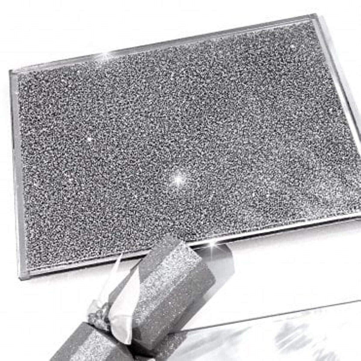 Planche à découper argentée remplie de cristaux de diamant écrasé