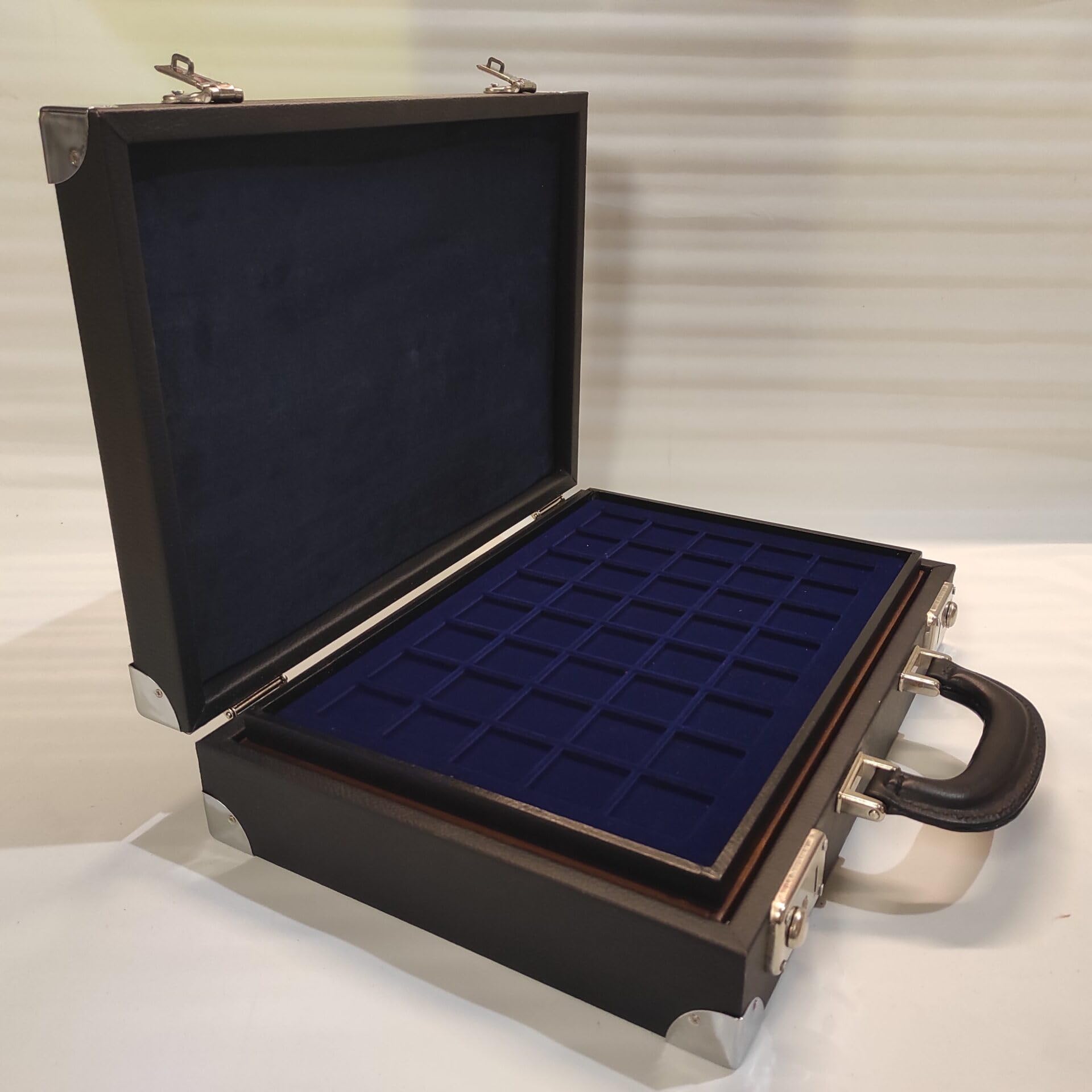 Caja para Monedas de colección en ecopiel Negra con 4 bandejas de Terciopelo Azul 24 Compartimentos - maletín numismática Artesanal Hecho a Mano en Italia