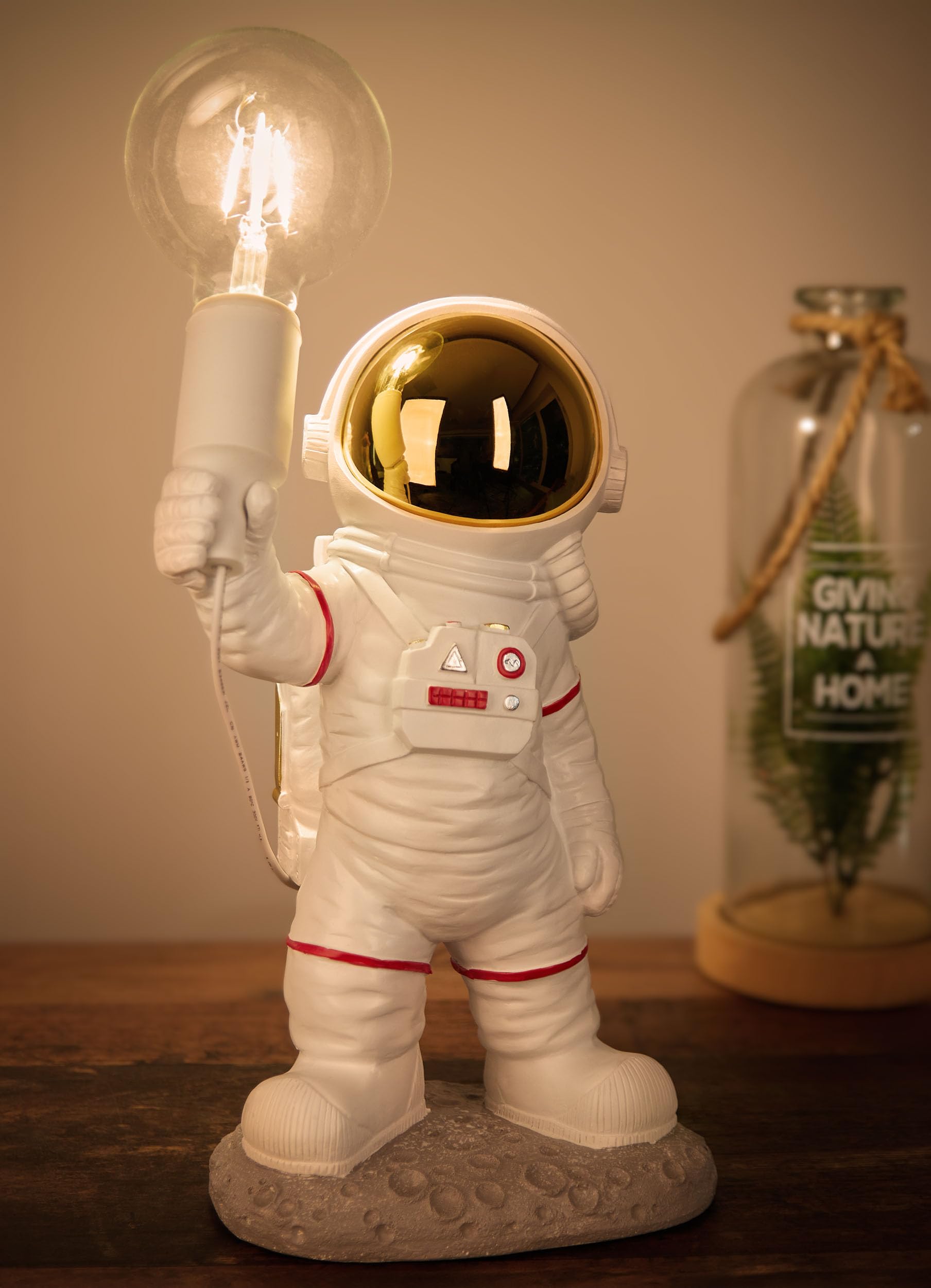 BRUBAKER Lampe de Table Astronautes - 40 cm Lampe de Chevet Spatiale avec Douille E27 et USB-C Connecteur - Statue Décorative Peinte à la Main – Blanc et Or