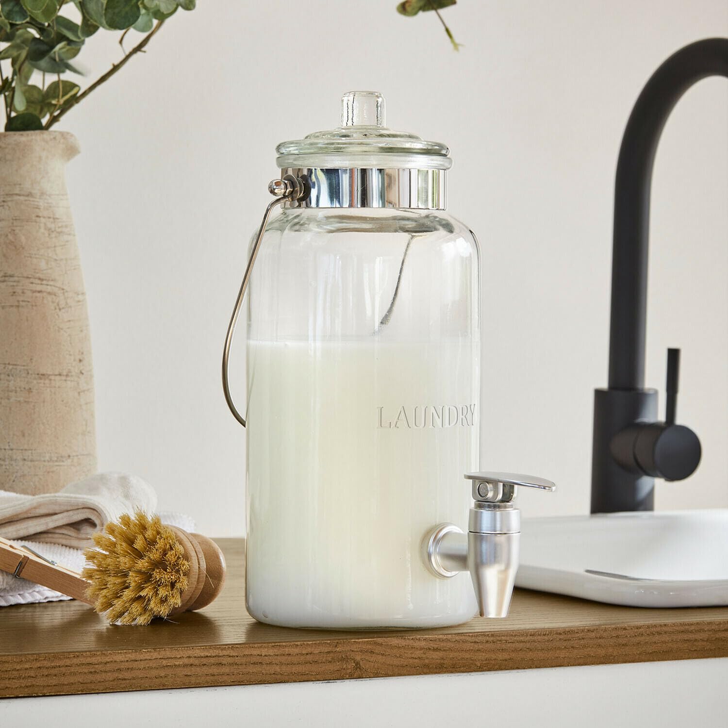 Loberon Dosierspender Pivola - Transparentes Design - mit Dezenter Gravur - Fassungsvermögen 2,5 L - Badzubehör - Glas - Eisen, klar/Silber