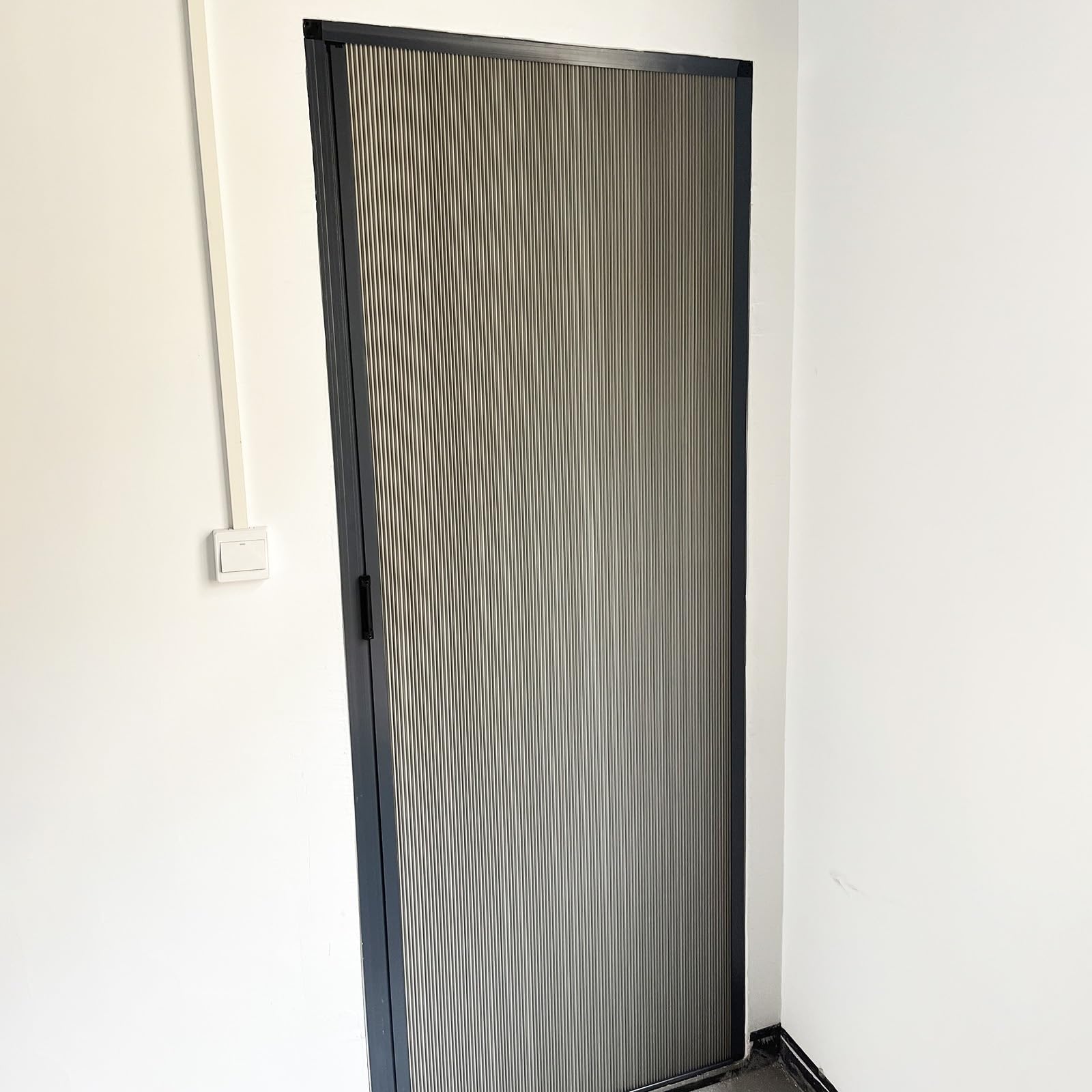 Séparateur de pièce avec serrure coulissant pour sécuriser et occulter un placard
